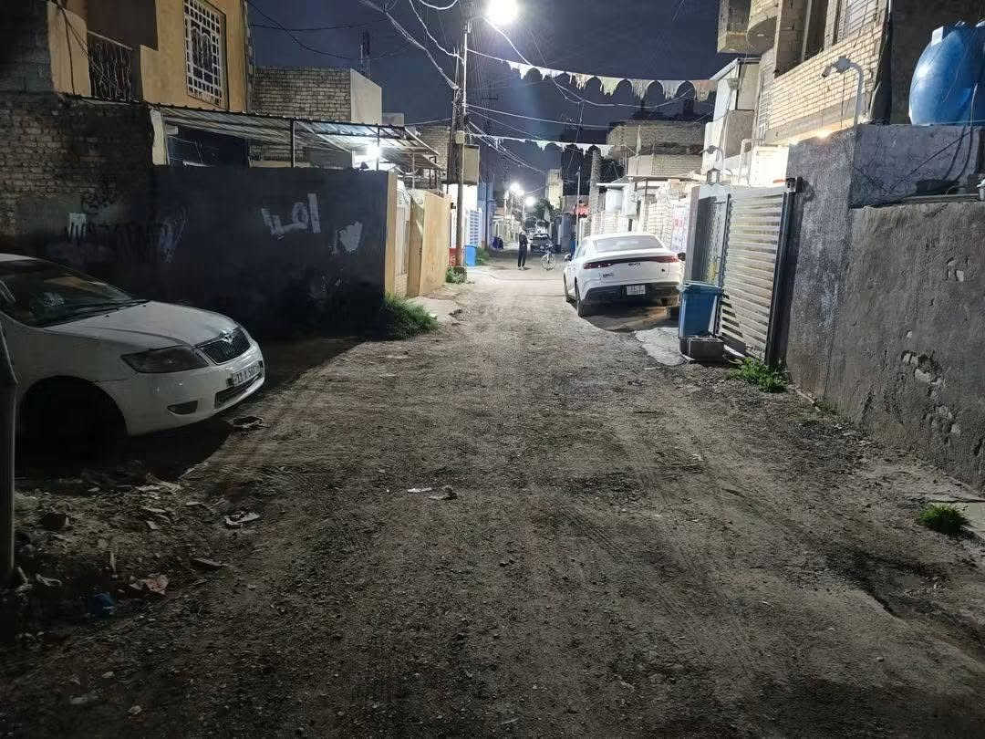 📍 الموقع:
منطقة سعيدة الزعفرانية — خلف جامع الكيلانية، على بعد ٥٠٠ متر تقريبا من الاربع شوارع 
طابو زراعي صرف سند ٢٥ 
📐 المساحة والتصميم:
• المساحة الكلية: ١٠٠ متر مربع
• الواجهة: ٥ متر | النزال: ٢٠ متر
🏠 تفاصيل البناء:
الطابق الارضي — مكتمل البناء:
✅ غرفة نوم
✅ صالة
✅ حمام داخلي وخارجي
✅ مطبخ
✅ بياض وصبغ وسيراميك الخ.. كلشي كامل
(ماعدا الدرج)
الطابق الثاني — هيكل:
🔲 غرفتان
🔲 حمام
(غير مكتمل التشطيب)
✅ البيتونة كاملة 
🔲 السطح بدون شتايكر وبدون ستارة
🔌 المنطقة مخدومة ✅ ماء | ✅ كهرباء | ✅ مجاري عرض الشارع ٥-٦ متر
(الشارع مفروش سبيس حاليا وراح يتبلط)

💰 السعر: ٧٥ مليون دينار قفل
📞 للاستفسار اتصل او راسلني على الواتساب:
***********
