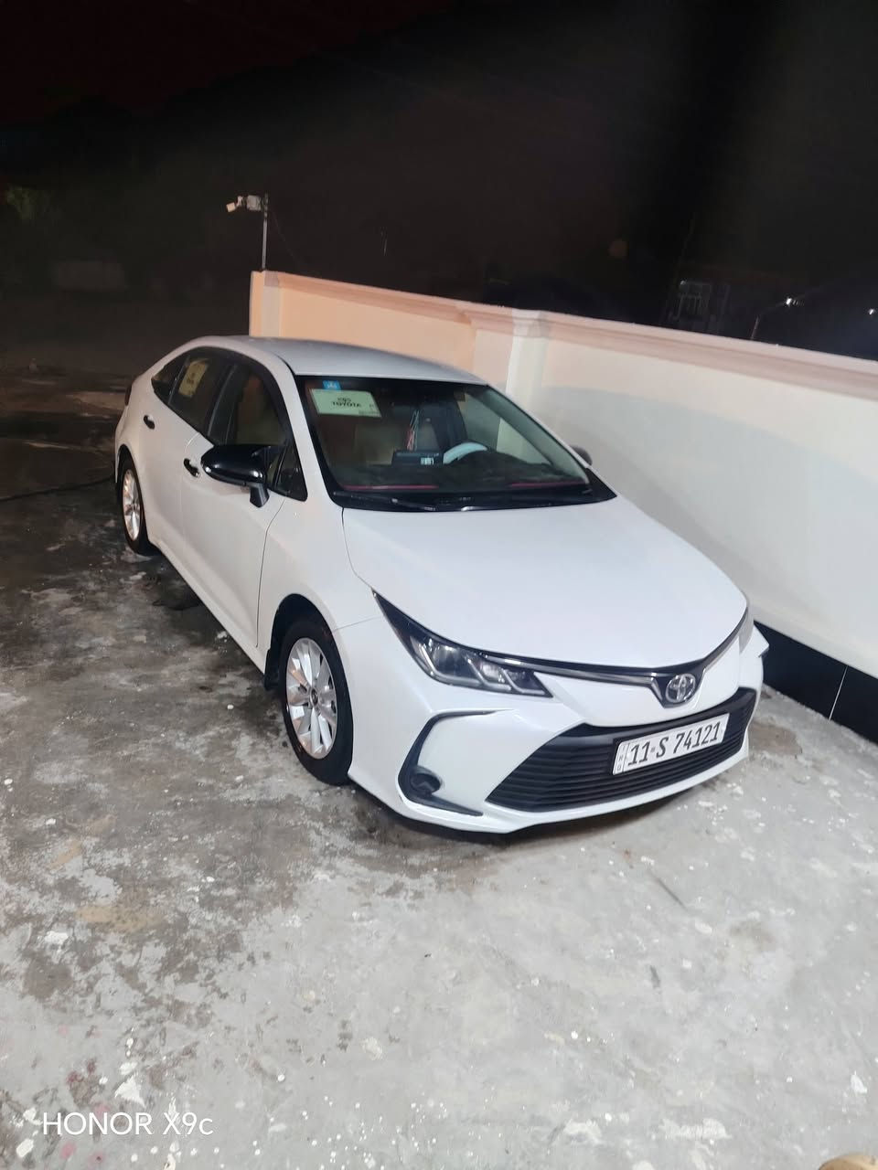 السلام عليكم كورولا ساز      للبيع موديل 22 باسمي تحويل ثاني يوم سياره جديده تخون تاير محرك 1800 كفاله كير كفاله جاملغ بي صبق+معجون مو هواي شويه بيها شويه بالباب بارد رقم الهاتف*********** السعر 157 وبيها مجال
