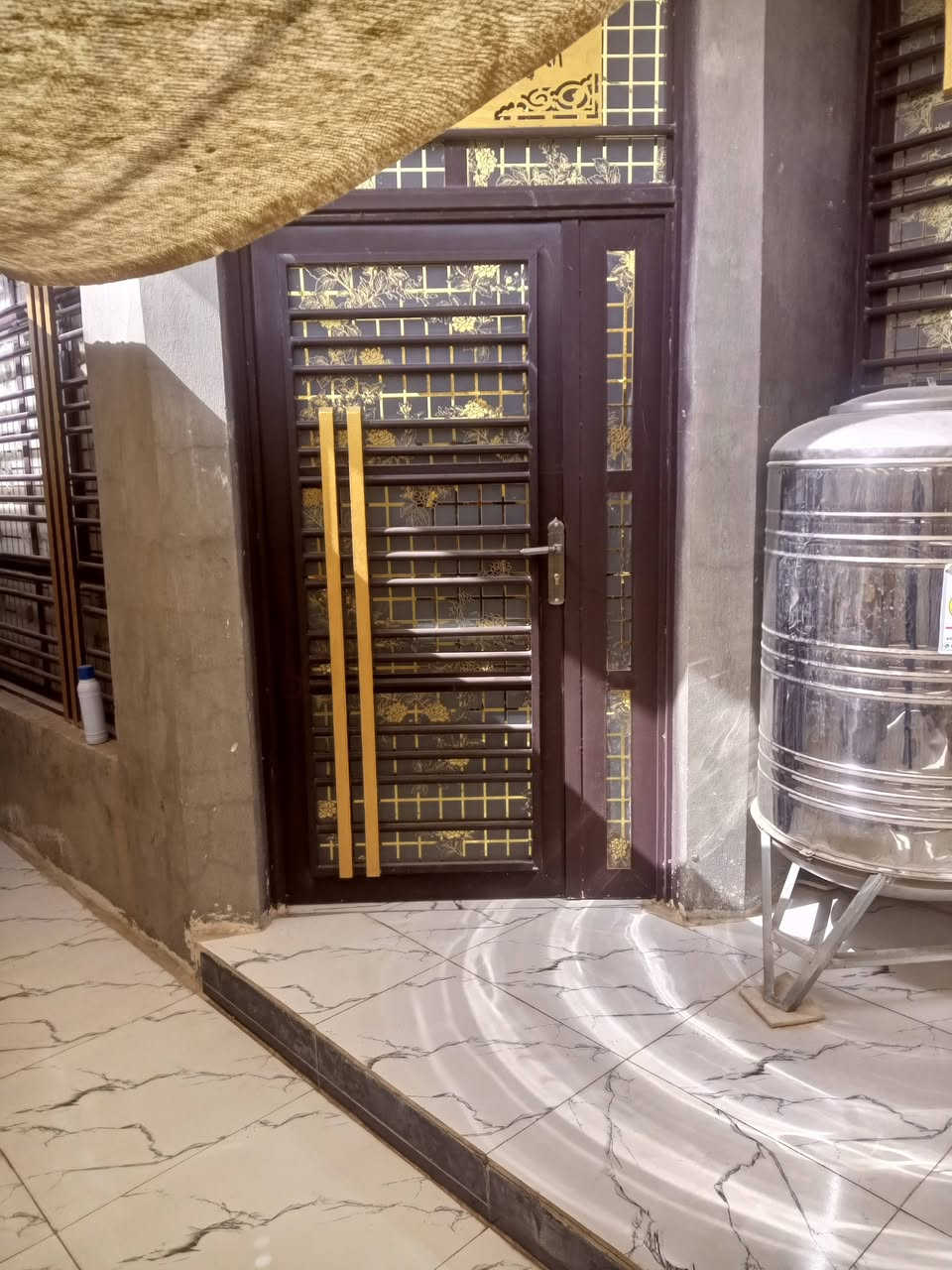 السلام عليكم بيت للبيع المساحه 150 
العنوان حي الاصدقاء قرب مدرسه كميل 
سنه البناء 2024
بناء طابوق السقف صب مركزي 
الستفسار الاتصال على الرقم ***********
