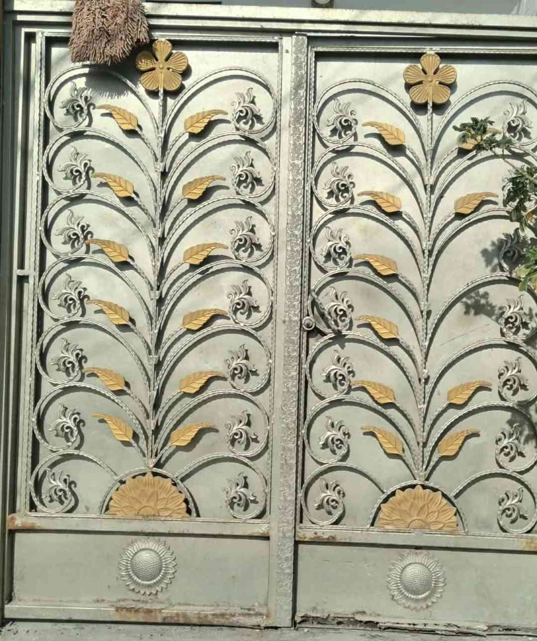 باب حديد • نظيف • ٥ كراسي