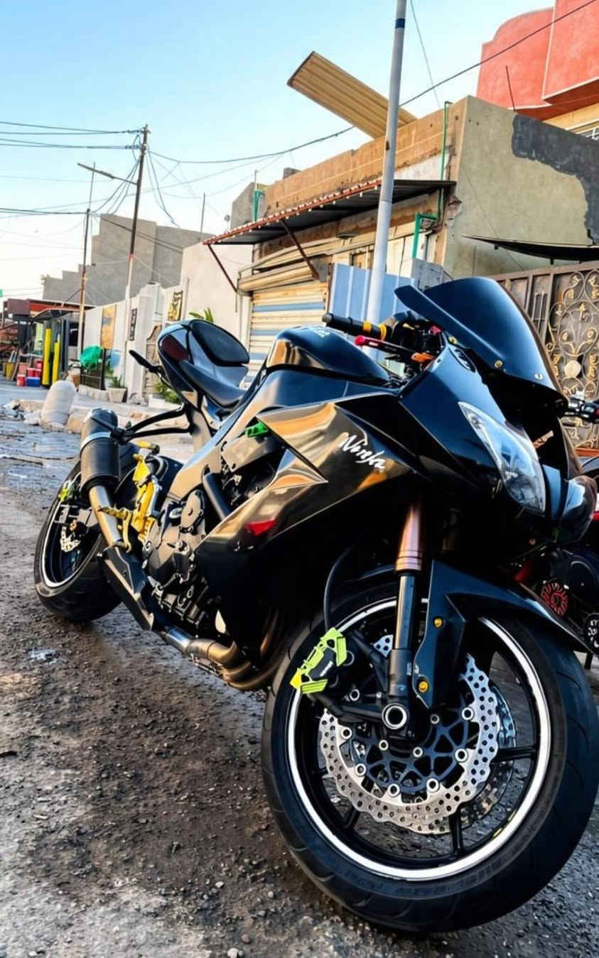السلام عليكم
kawasaki ninja zx-10r 2008
1000cc 
تزويد 
1/ يدات ريبزول قلاب وقابلة للسحب
2/ عليها هاوزن راجع نصبتها حلوة 
3/ ويالة رياضي 
4/ هدزر تيتانيوم + صالنصة كاربون
5/ عمبار امامي خلفي رياضي 
6 / فجوج رياضي 
كهربائيات 
. عقل ضفيرة لايتات بك لايت كلة شغال 
لكفرات بيهن ملاحضات يرادلهن ترتيب 
لدراجة كايمة بيها مكينة بس تدير ومتشتغل يرادلها تجفيت 

عنوانها حي الجامعة بغداد 
معروضة للبيع او مراوس حسب الرغبة 
***********
