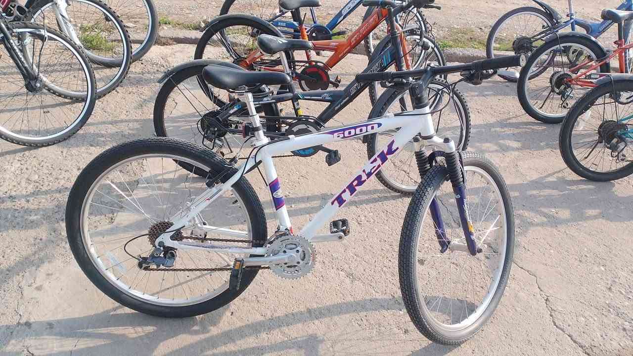 السلام عليكم. TREK للبيع فقط
دراجة استعراض 
غنية عن التعريف 
سستم شيمانو ديور 
زوج تايرات جدد اصلي شركة 🔴
بريكات فول 
دبلات شغالة 100%
جديد لوك ولاشخطة 
سرج جك دبل
ربع دينار مايعوزو لوك 🔴
اذا ماتعرف بسوك ونوعيات لاتكسر بحلال العالم 
سعر 185وقابل للتفاوض
***********
