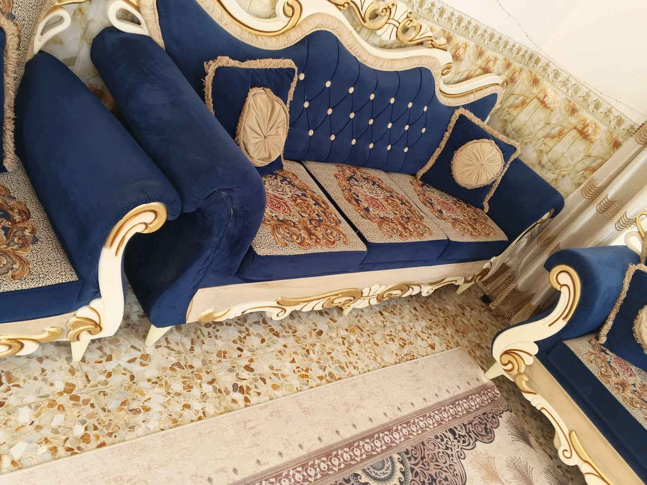سلام عليكم تخم الملكي تزكام يحتوي على 15 مقعد للبيع السعر مليون 250 الرقم *********** المكان كربلاء طوريج
