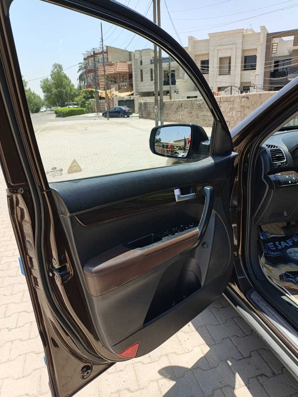 سلام عليكم سورنتو 2014 بسمي تحويل شوكت ما تريد السياره اكويتي فول للخير معروفه مواصفات الكويتي  السياره جديده مكينه3500 كير 8 سرع بحال منتازه صدر جديد تخم تاير صار اسبوع من شديته السياره داخل غرميدي مابيه نقص برغي السياره حيل نضيفه وبل عافيه هل ياخذه السعر 160وبيه مجال حك جيتك واني خادم مكاني بغداد الجديده *********** ملاحضه السياره بيه مواصفات كلش هواي

