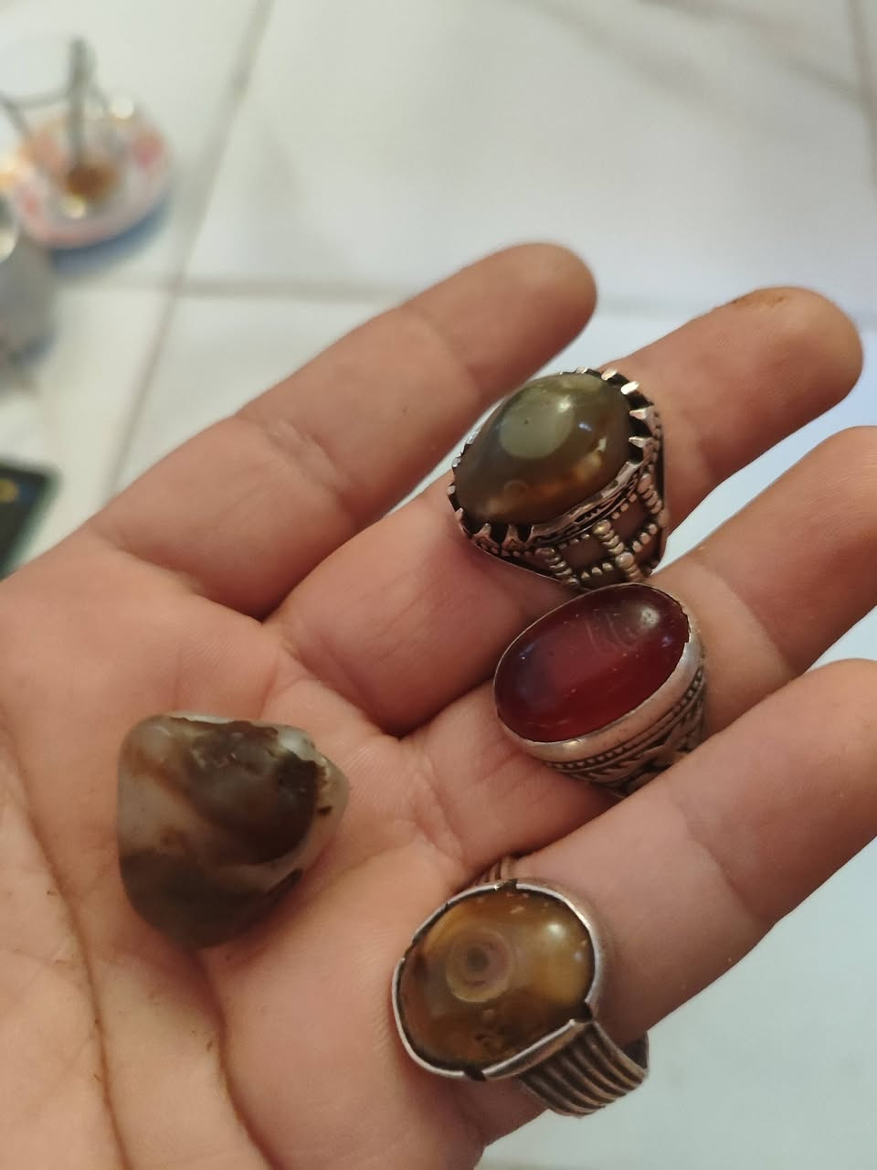 للبيع  شرط الحجار قديمه فضه 925  السعر 125 قفل  مكاني بغداد الرئاسه
