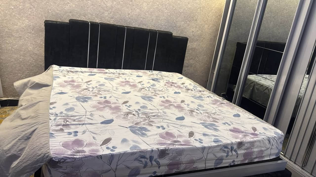 غرفه اخشاب للبيع تركي اصلي من شركه ايدول 7 قطع كامل ومابيها اي عيب رايدها ب800 وبيها مجال بسيط وسرير طفل كامل مع ملحقاته  للتواصل ع رقم تلفون 
***********
مكاني الحريه الثالثه
