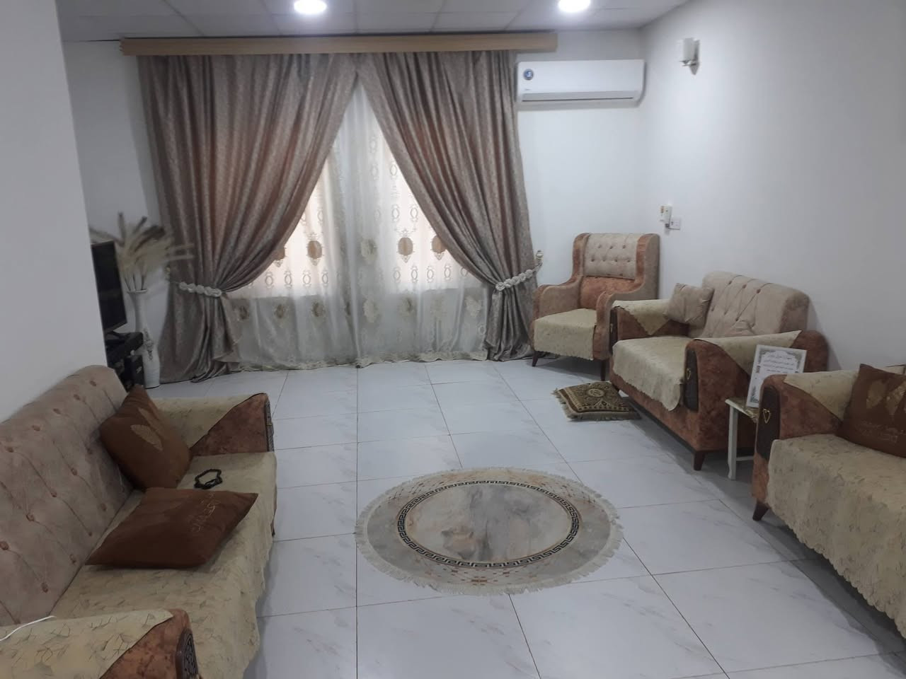 السلام عليكم
بيت للبيع 
مجمع الزهراء السكني مساحة كبيرة ٣٥٥ ركن طابق واحد يحتوي غرفتين نوم واستقبال ومطبخ ومجاميع صحية موقع مميز مقابيل حديقة مطلوب مبادرة تقريبا ٩٠ بدون فوائد خدمات كاملة تبليط مجاري كهرباء وطنية ومولد ذهبي مدرسة ابتدائية ومستوصف
حديقة البيت ١٥٥ ممكن بالمستقبل تكون بيت 
القصد الشهري ٤٦٠ 
تواصل ماسنجر 
أو ***********

