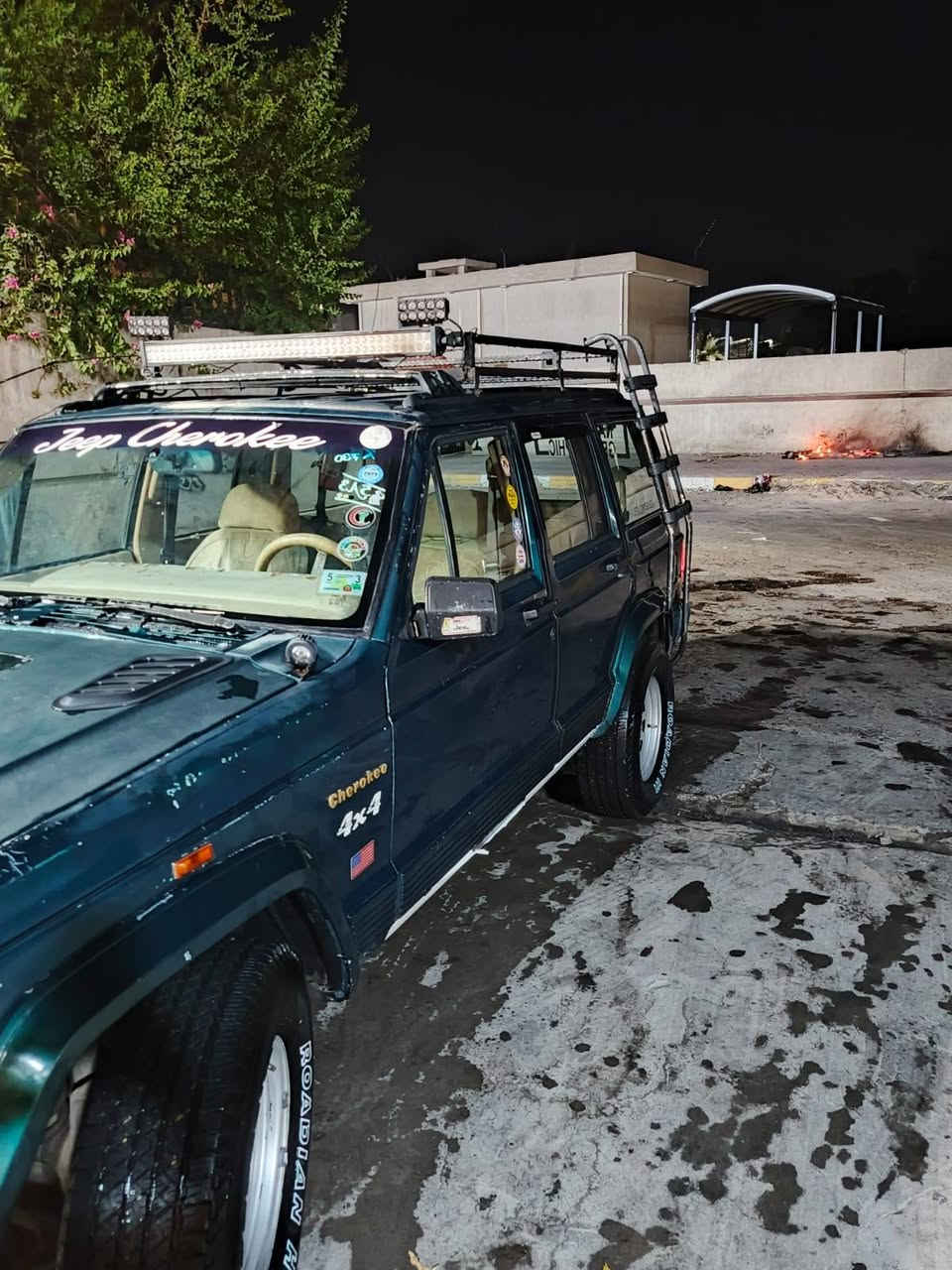 لجيب شيروكي(شخاطة ) موديل ١٩٩١ رقم سليمانية محرك vvt(2500) عنونها بغداد تخم تاير جديد السعر ٦٠$ بيع او مراوس وبيها مجال للاتصال ***********
