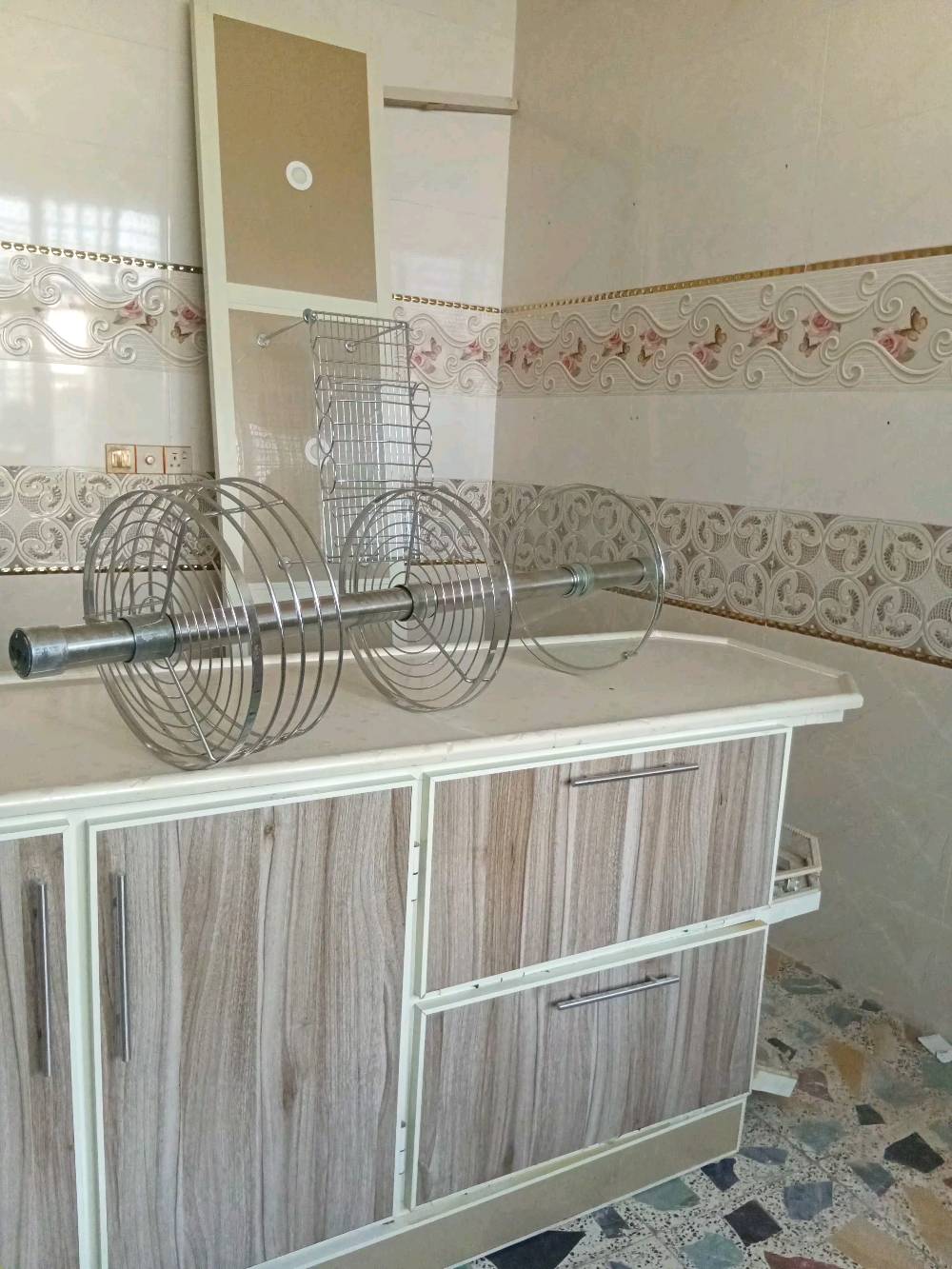 كاونتر المنيوم  اسطح مرمر مستخدم للبيع 6 قطع *********** الموقع الصويرة السعر 800 الف
ممكن تذكرلي قياسات الكاونتر بالتفصيل لكل قطعة؟ (الطول/العرض/الارتفاع) حتى الزبون يعرف إذا يناسبه لو لا.: 
طول المرمر الواحد ثنين وربع متر
شنو حالة الكاونتر من ناحية الاستخدام: بيه خدوش، كسر، صدأ بالألمنيوم، أو تسريب/تشققات بالمرمر؟: 
باب الطباخ مشلوع فقط
هل السعر 800 ألف نهائي لو بيه مجال للمساومة؟ وإذا بيه، شكد تقريباً آخر سعر؟: 
بي مجال
هل البيع يشمل النقل والفك والتركيب لو بس الاستلام من موقع الصويرة؟: 
لايشمل