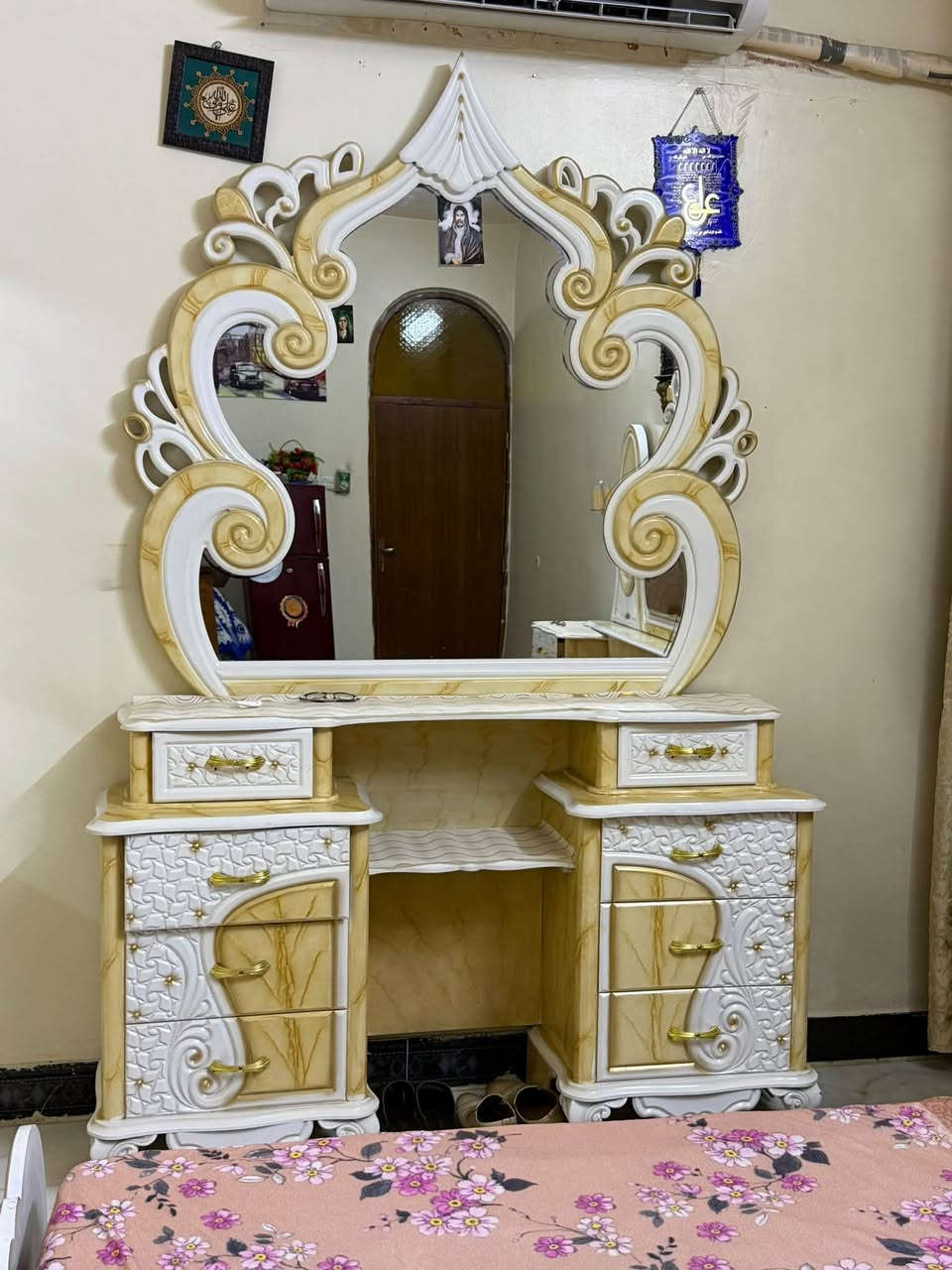 السلام عليكم  غرفه البيع خشاب عراقي 
ستعمال كلش قليل سعره 1500 ملون. بيه مجال شي قليل 
بغداد الامين. سكينه ورقيه 
***********
