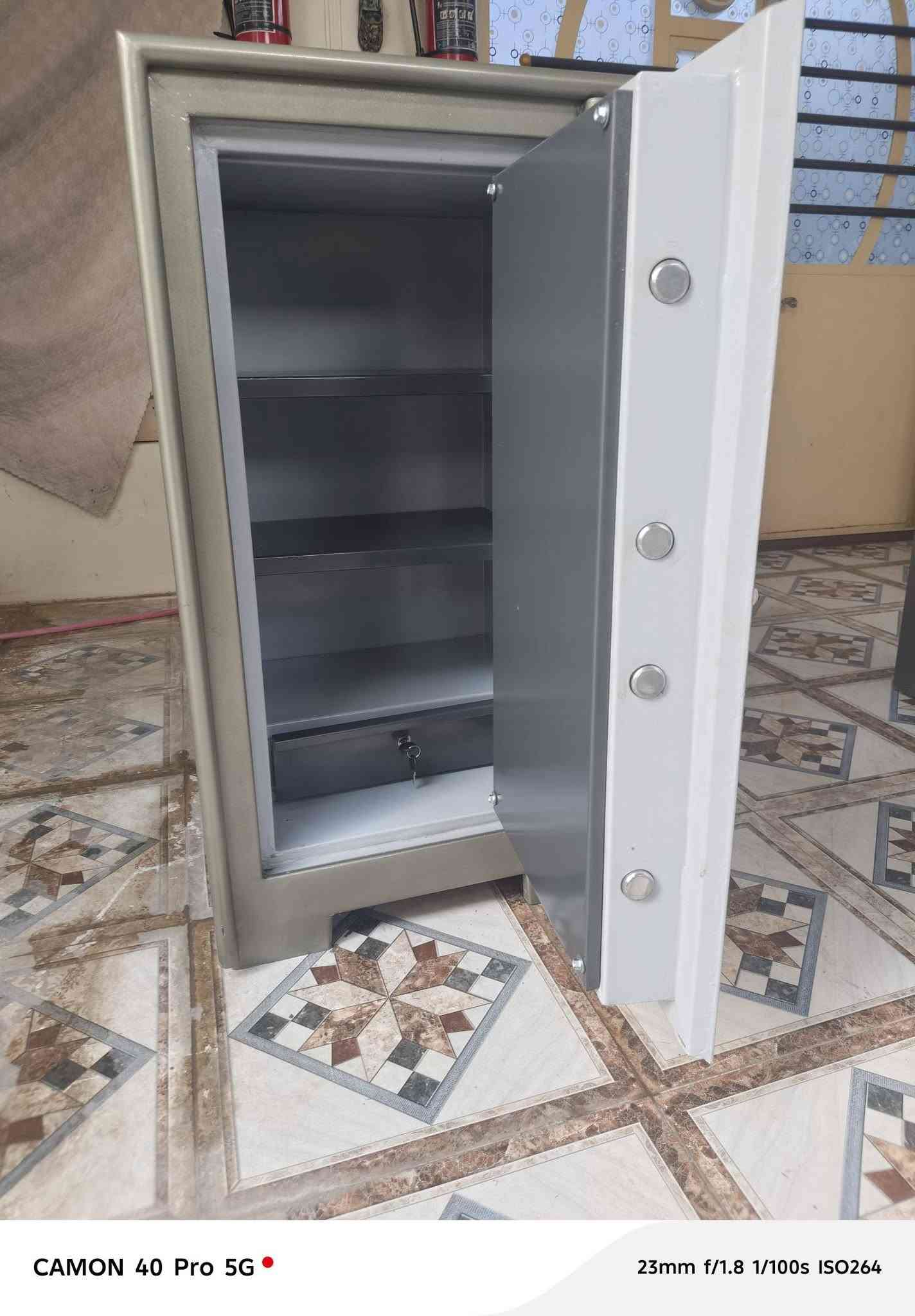 أغراض للبيع ديوان جلسات عربيه 650 الف كراسي سعر الكرسي 10 الا فقط القاصات ارتفاع 1 متر وزن ثقيل 750 الف للاستفسار ***********
