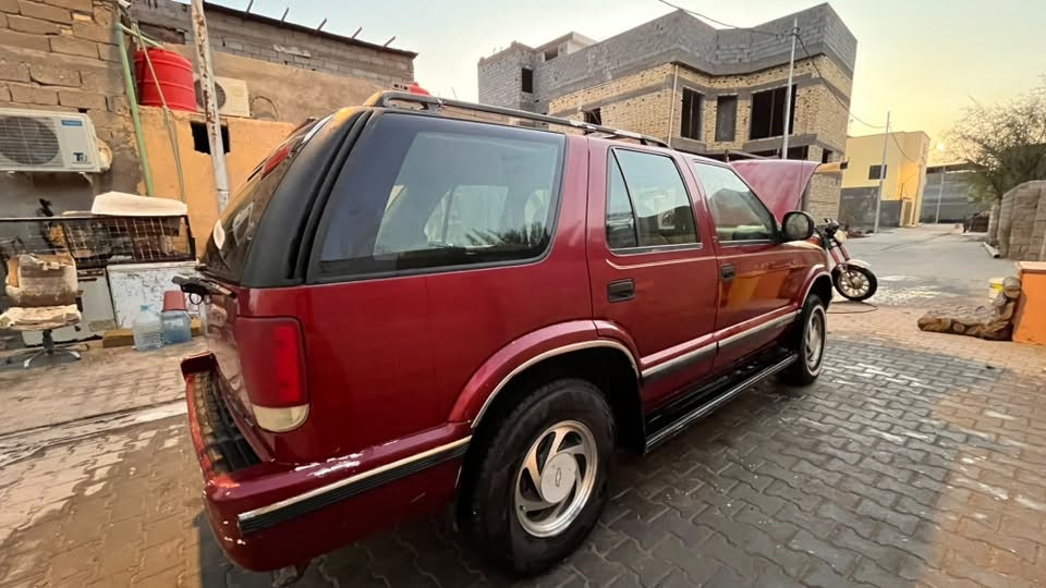 السلام عليكم بلايزر تسعينات سياره جاهزه من كلشي فور ويل تخم تاير كله جديد تبريد تلث قطع سنوية جديده لل2035 
السعر 55 وبيه مجال للشرائح
***********
