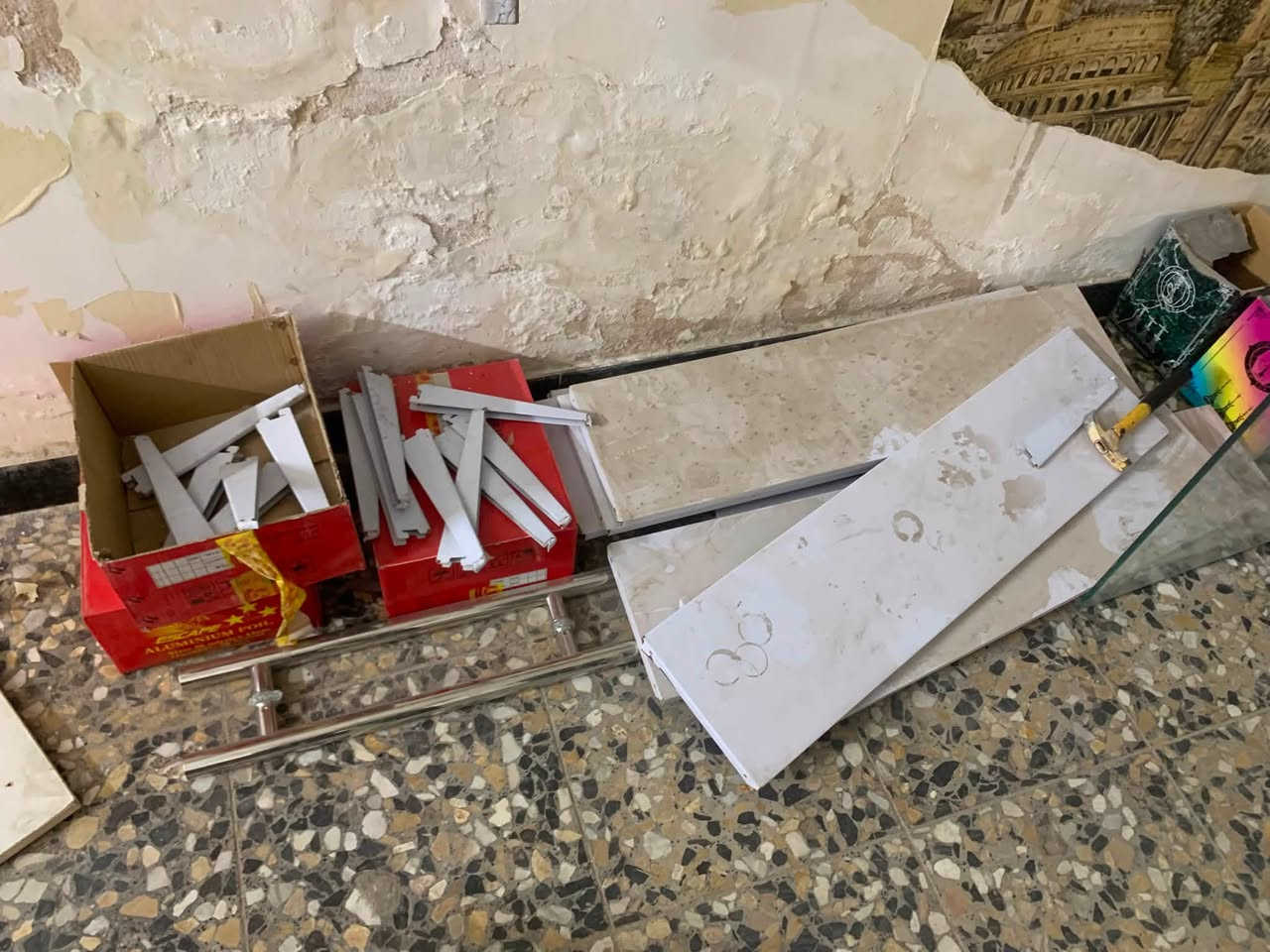 سلام عليكم جام خانة للبيع
رفوف للبيع ايضاً *********** العنوان بغداد
