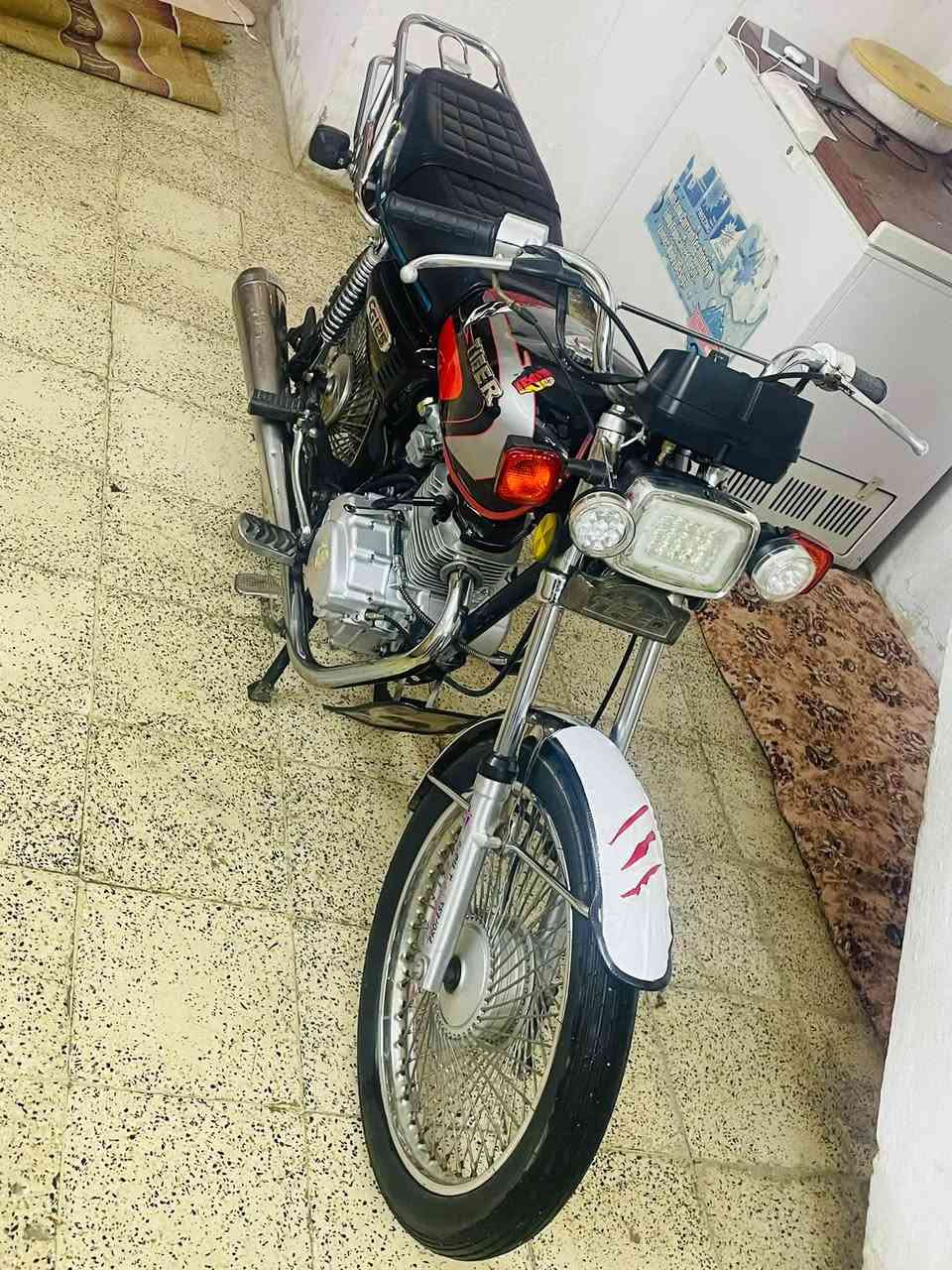 سلام عليكم تايكر  19 ابل ختم محرك شرط ما مفتوح ماطر  شرط بل واقعً اجدد بعد مال خزن  وايرمنية كلها شغالةً + نشرات دبلات تواير جدد ويالة فولً ما يعوزو برغي  سعرو 475  بي مجال مكاني حي عدن ***********

