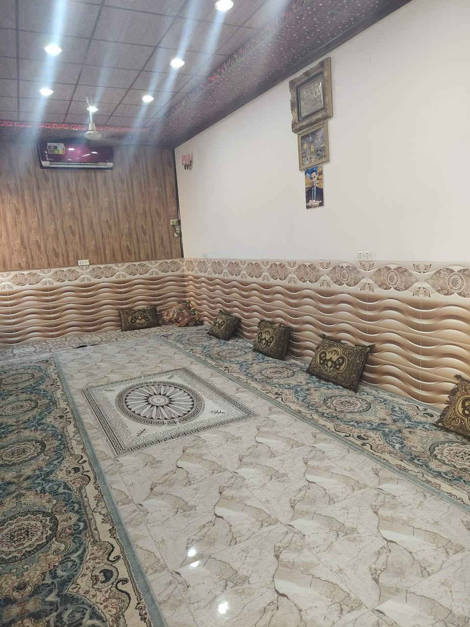 للبيع
دار سكن 
مساحه ٣٠٠ متر 
منفصل عل ١٥٠ متر

١
حي الحسين  ع الاول 
قرب االمركز الصحي 
١٥٠ متر 
يتكون 
غرفتين 
صاله 
مطبخ 
+
غرفه طابق ثاني
صحيات داخليه 
صحيات خارجيه 
+
ملحق ١٥٠ متر 
يتكون 
غرفتين 
صاله 
مطبخ 
+
غرفه طابق ثاني
صحيات داخليه 
صحيات خارجيه 
استقبال
مشترك
متوفر كافه الخدمات 
للاستفسار مراجعة مكتب السنيه للعقار 
قرب جامع السنيه الكبير
***********
