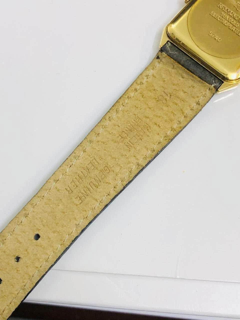 ساعة رايموندويل جنيف كواتز  
‏( RAYMOND WEIL)
سويسري اصلي 
انتاج الثمانينات   - تغليف ذهب عيار ١٨
مينه مميزة  - سلم قشطة           
لوك غير مستعملة 
للاتصال ***********
