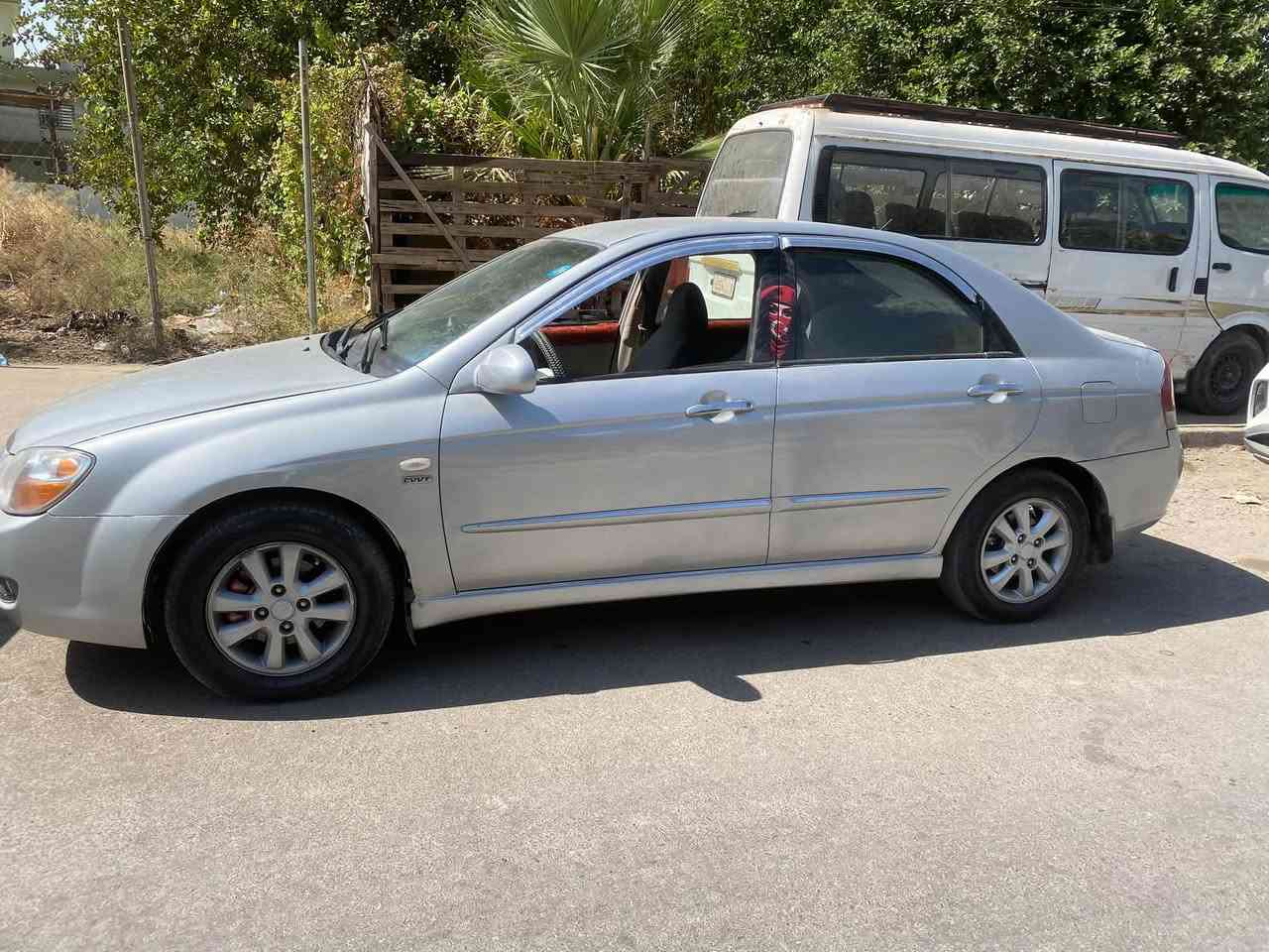 ‏سلام عليكم عندي كيا سيراتو لون سلفر مصبوغ سبغ عام بدون ضرر بسبب التقيل موديل 2007 محرك قير شرط وطخم شرط شرطة التبريد ناقصة بس غاز محرك 16 أربعة سلندر ودوشمه  نظيفة بها شاشة وكاميرا خلفية طقم تواير نظيف وشرط التحويل ثاني يوم وما بيها نوا قص ومكانها بل موصل هذا الرقم للاستفسار ***********
