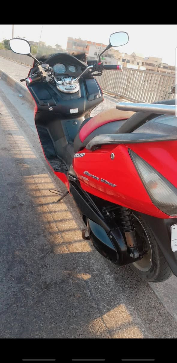 السلام عليكم 
سلفر ونج 400 للبيع 
مرقمه  بغداد باسمي تحويل مباشر 
دراجه نظيفه وحلوه وكلشي بيه شغال حساس يدات تدفئه وكلشي 
للتواصل واتس او اتصال ***********
