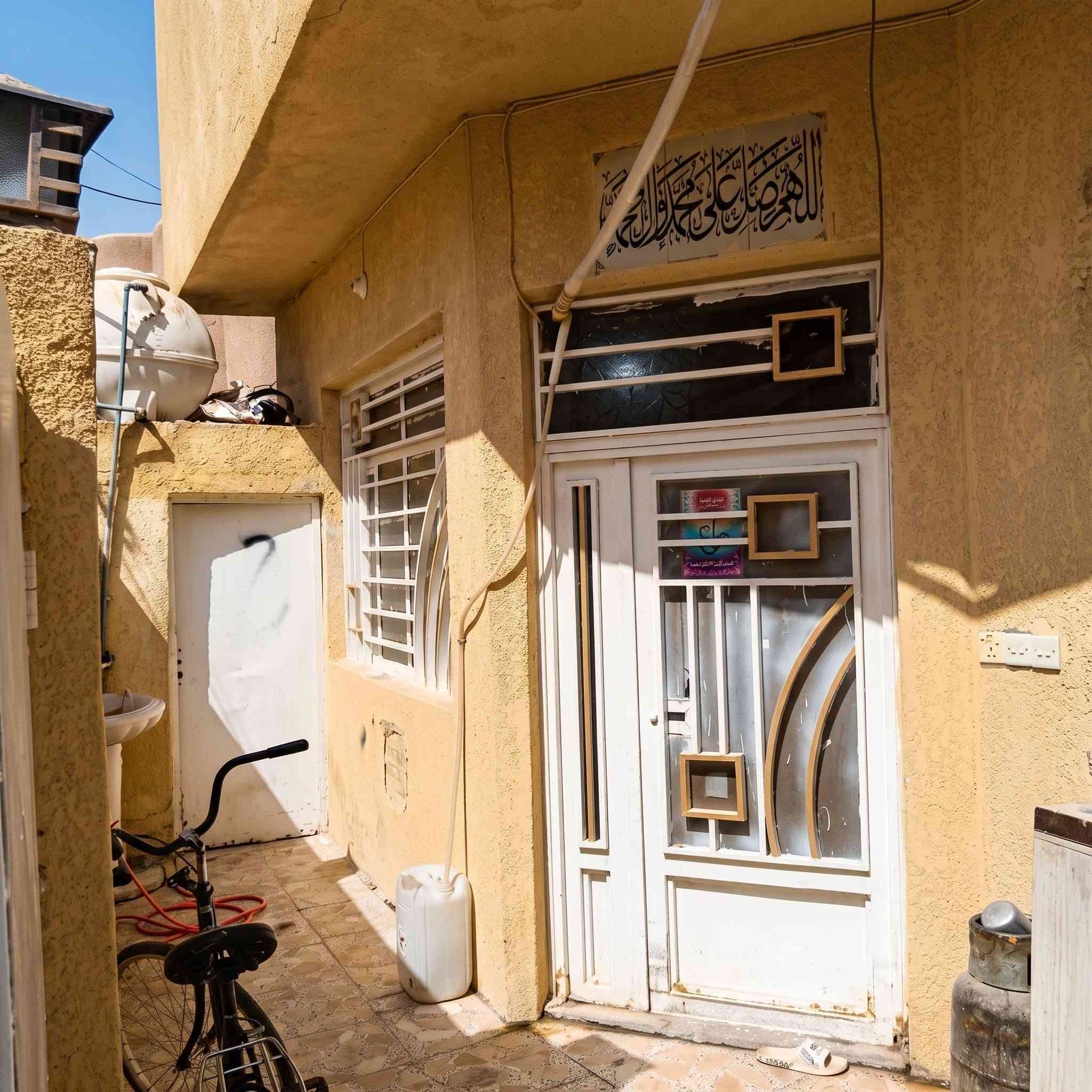 بيت للبيع  مساحة 100 سند 25 اقرار محكمة  بناء نظيف كربلاء الحر حي سومر طابقين يحتوي على غرفتين واستقبال وصالة ومطبخ وصحيات
