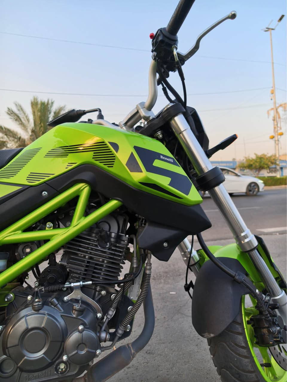 السلام عليكم 
بينليbenelli tnt135 موديل 2025 للبيع 
ماشية ٥ الف فقط يعني حالها حال الجديدة 
مرقم اربيل ب اسمي لوحات اثنين موجودات 
مفاتيح اثنين موجودات 
الدراجة نظيفة وموضح بالصور كلشي بيها 
اللون الاخضر سعر الجديد 3,950,000 وموجود العقد مالتها مالك اول 
بيع فقط بسعر 2,850,000  💵 وبيها مجال
مكاني بغداد الجادرية 📍
*********** رقم موجود واتس اب 📞
سبب البيع سفر بغداد, العراق
