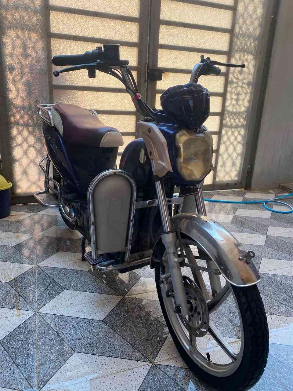 السلام عليكم دراجه شحن للبيع الدراجه نضيفه السعر 350 وبيها مجال بسيط حك الجيه العنوان الميثاق شارع الاطباء قرب اعداديه النيل للتواصل ع الرقم التالي *********** يوجد واتس الدراجه مثل مموضحه بالصوره
