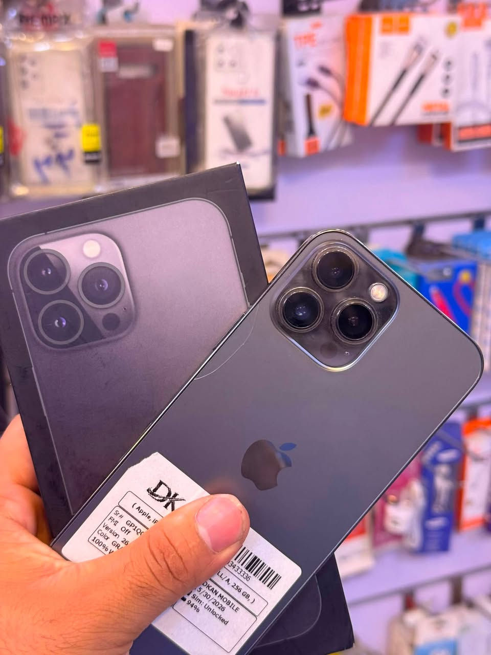 ايفون 13 برو ماكس - 256GB
المواصفات:
•  البطارية: 93%
•  الذاكرة: 256GB
•  الحالة: شغال فول، لا مفتوح ولا مصلح
•  الملاحظة: كسر بسيط بالظهر فقط مثل ما موضح بالصورة، ما مأثر على شي
السعر:650 ألف - بي مجال بسيط
العنوان: بغداد - مدينة الصدر - قطاع 18 - قرب سيارات كربلاء 
***********
