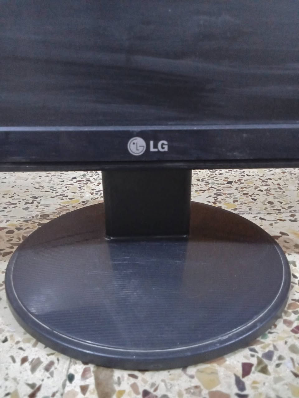 للبيع شاشة LG شغالة عل فحص مابيها اي ضربة او خلل بالشاشة ب 25 الف المكان بغداد الشعب

