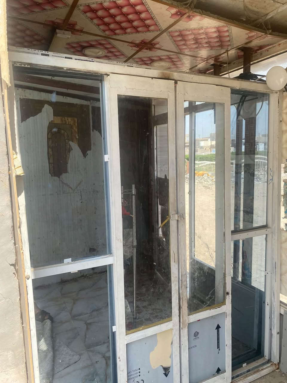 واجه محل سندويج. مع جام خانه. مع ٢باب سلايت 
باب دفتري حديد للاستفسار الاتصال 
***********
العنوان   نصر. حي العسكري٢ خلف مستوصف الزهراء
