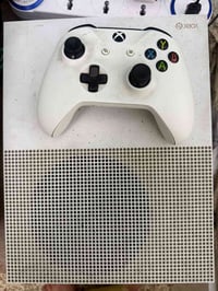 Xbox one s 1T للبيع السعر 200  07824501130 للتواصل