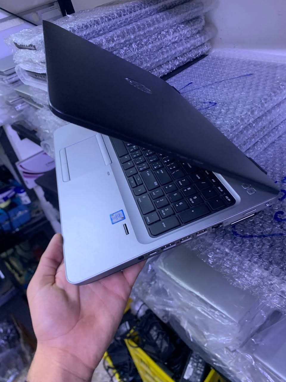 🔥 HP 650 G2 – خيار ممتاز للدراسة والعمل اليومي 🔥

💻 المواصفات:
 🔹 المعالج: Intel Core i5 الجيل السادس
🔹 الرام: 8GB DDR4
🔹 التخزين: 256GB SSD
🔹 كرت الشاشة: Intel HD Graphics
🔹 الشاشة: 15.6 إنج
🔹 يدعم Wi-Fi وBluetooth وكاميرا مدمجة

⚡ الأداء: جهاز عملي ومناسب للدراسة والعمل اليومي، يوفر أداءً جيدًا لتشغيل برامج الأوفيس، التصفح، مشاهدة المحاضرات، والاجتماعات الأونلاين. يتميز بشاشة كبيرة مريحة وهيكل متين مناسب للاستخدام المستمر.

✅ مناسب للطلاب والموظفين
✅ سرعة جيدة بفضل SSD
✅ شاشة 15.6 إنج مريحة للعمل والدراسة
✅ يدعم Windows 10 وWindows 11
✅ قابل لترقية الرام والتخزين

🔸 ملاحظة: الجهاز مستعمل (باله) بحالة جيدة، مفحوص وجاهز للاستخدام.

📞 للاستفسار والحجز: ***********
#HP
#HP650G2
#باله
#لابتوب_مستعمل
#حاسبات
#لابتوبات
#بغداد
#عروض_حاسبات
