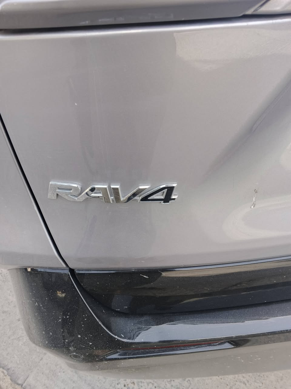 للبيع تويوتا رافور هايبرد 2023
TOYOTA RAV4 XSE Hybrid 
✅️ موديل 2023
✅ وارد أمريكي
✅ صبغ دعاميات فقط بدون ايربكات ويوجد بارد 
✅ أعلى فئة XSE  الرافور مواصفات 1/1
✅️ ماشية في امريكا 29000 ميل حاليا 46000 ميل
المواصفات
▪️السيارة تو كلر سقف اسود  بانوراما
▪️ محرك 4 سلندر سعة 2.5 لتر هايبرد 
▪️بقوة إجمالية 219 حصان.
▪️ نظام دفع رباعي إلكتروني AWD.
▪️ ناقل حركة أوتوماتيكي E-CVT.
▪️ صرفية وقود حوالي 17 كم/لتر.
▪️ جنوط رياضية قياس 18 إنج لون أسود.
▪️ إضاءة LED أمامية وخلفية كاملة.
▪️ مصابيح نهارية LED.
▪️ مقاعد جلد SofTex رياضية بخياطة زرقاء مميزة.
▪️ مقاعد أمامية مدفأة.
▪️ مقعد السائق كهربائي 
▪️خاصية الميمري لحفظ الوضعية.
▪️ دخول ذكي لجميع الأبواب.
▪️ شاشة وسطية  لمس.
▪️ دعم Apple CarPlay وAndroid Auto.
▪️ شاحن لاسلكي للهاتف.
▪️ عدادات رقمية حديثة.
▪️ كاميرا خلفية عالية الدقة.
▪️ باب خلفي كهربائي.
▪️ مثبت سرعة راداري ذكي.
▪️ نظام المحافظة على المسار.
▪️ نظام التحذير من التصادم الأمامي مع الكبح التلقائي.
▪️ مراقبة النقطة العمياء.
▪️ تنبيه حركة المرور الخلفية.
▪️ حساسات أمامية وخلفية للمساعدة على الاصطفاف.
▪️ وسائد هوائية متعددة وأنظمة أمان متطورة.

السيارة مكانها الدورة شارع ستين 
السعر 258

للتواصل *********** يوجد وات ساب @
