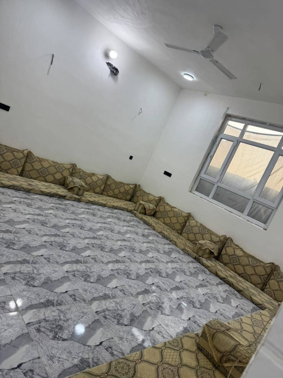 السلام عليكم دار للبيع المساحه الكليه 465 متر
للعلم اني صاحب الدار مو دلال  
تحت البناء الطابق الارضي 200 متر 
و الطابق الثاني 110متر 
طابو زراعي سند 25 إقرار محكمه 
مقابل الامام عون عمود 211
***********
الدار جان معروض ب 300 مليون 
و حالياً معروض ب 200 مليون
