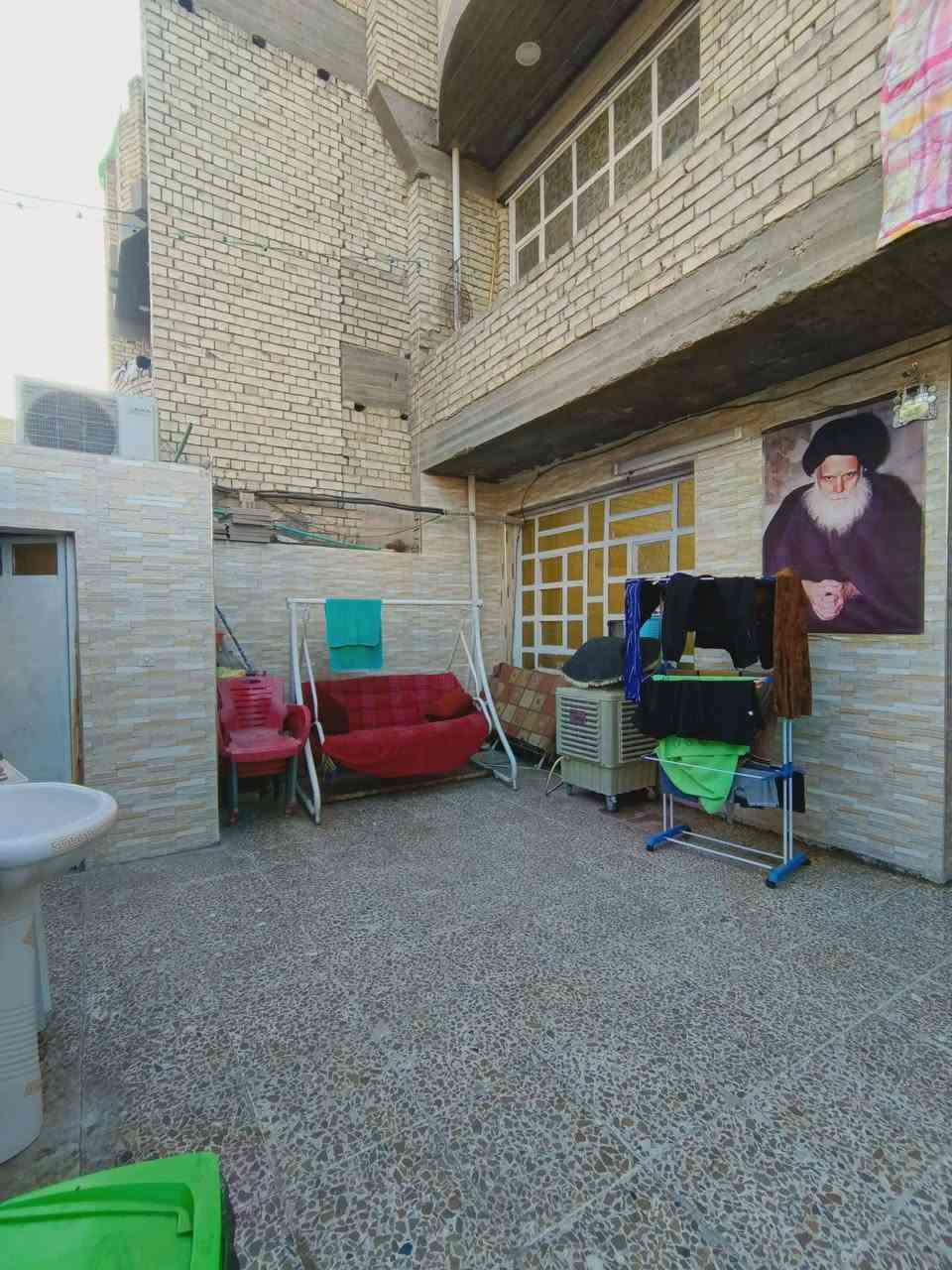السلام عليكم توفر عندي بيت-- (180 متر)--- جبهه7 ونص--/نزال 23/---طابقين بي 4 غرف طابو زراعي سند 25 سند وكاله موجودات على طابو الخلاني المنطقة كامله كل الخدمات مي مجاري كهرباء تبليط موقع البيت البلديات الضباط خلف الصحفيين قرب مدرسة زين القوس منطقة حي الامير  للاستفسار *********** الرد واتساب ماسنجر أو الاتصال على الرقم حسن للعقار
