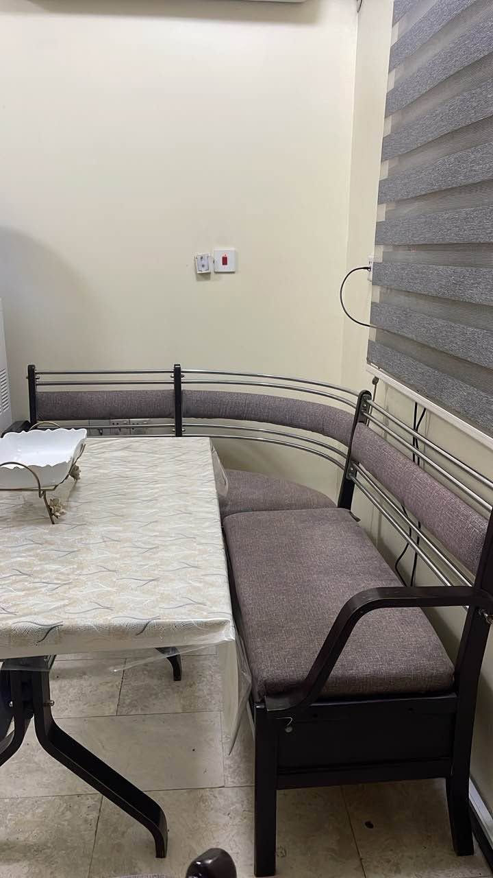 ميز طعام • زاوية • كرسيان