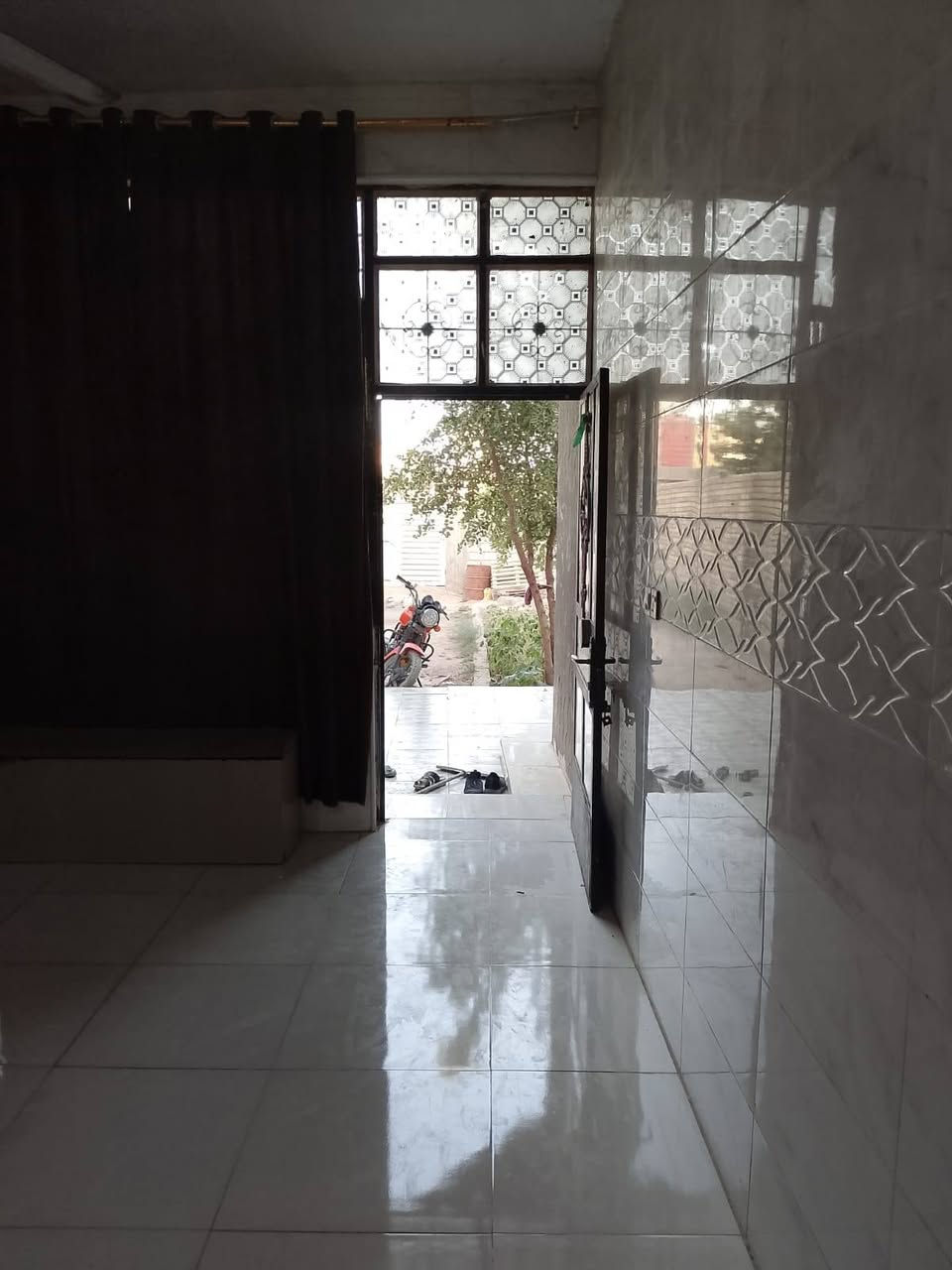 السلام عليكم
الدار للبيع مساحه 300 بلوك وصب كونكريت شتايكر 
يحتوي 
غرفه 1
استقبال
صاله 
مطبخ حار بارد
حديقه خارجيه 
صحيات داخليه 
موقع حي السجاد شارع سيد سهيل يبعد عن الشارع العام 250م 
السعر 67 وبي مجال الشراي بي خير ويدلل 
الاستفسار ***********, واتساب
***********
