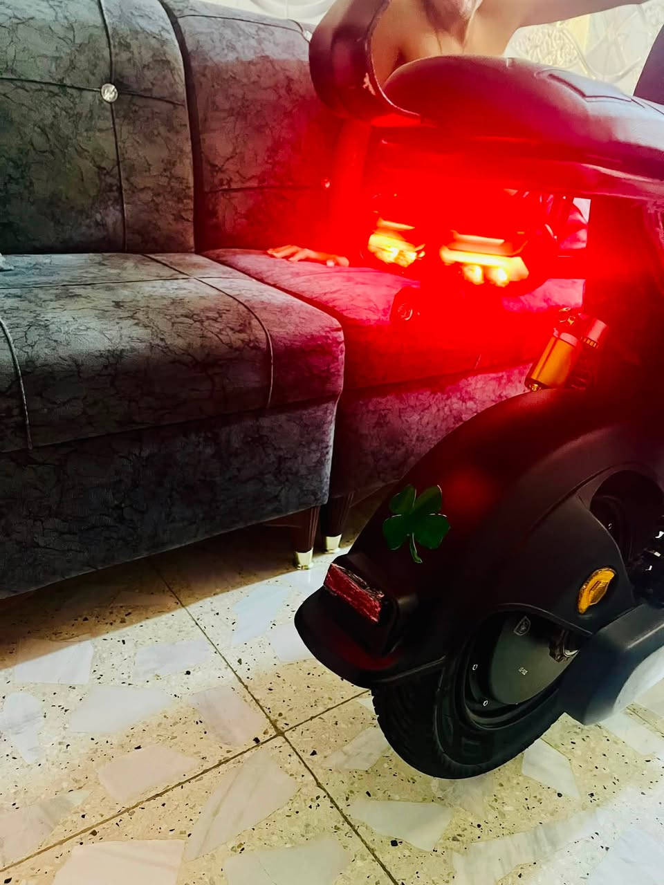 سلام عليكم آر 9 2026 دراجة فول صرلها  سبوعين من مشتريها دراجة نضيفة 💯 دراجة تجي 5 بطاريات كبار 32امبيار تمشيك بل شحن وحدة 40 كيلو حقيقي تمشي من 60 ال 65 حقيقي  يجي بيهة نضام R تجي بيها سمعات دخلية مو خارجية 🎼مكان بغداد العبيدي سعر خاص استفسار ***********
