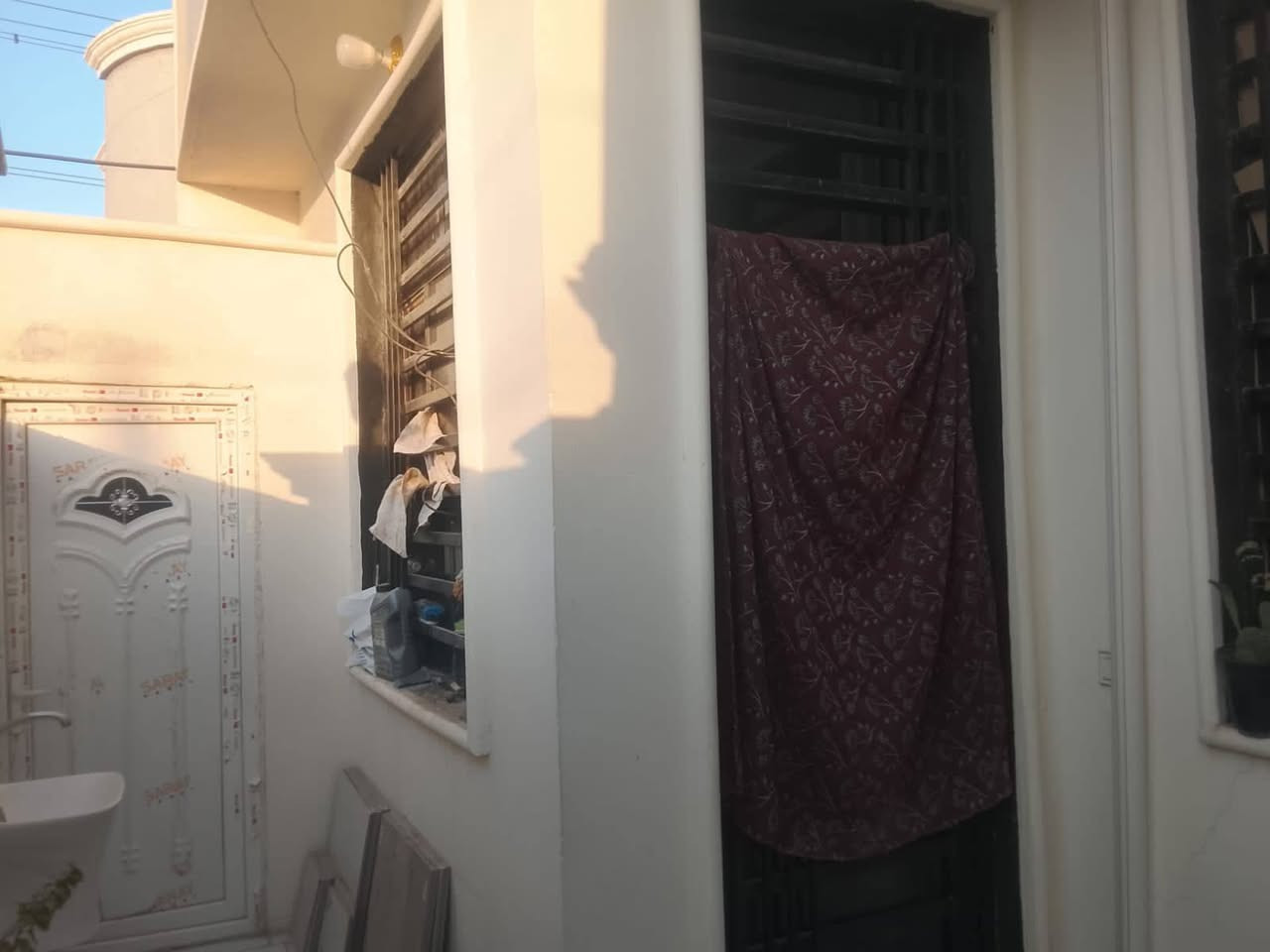 السلام عليكم عندي بيت للبيع المكان نجف الموقع شارع الصب عمود 314 المساحه البيت 130 المنزل جديد السعر 53 بمجال الرقم التليفون *********** واتساب موجود
