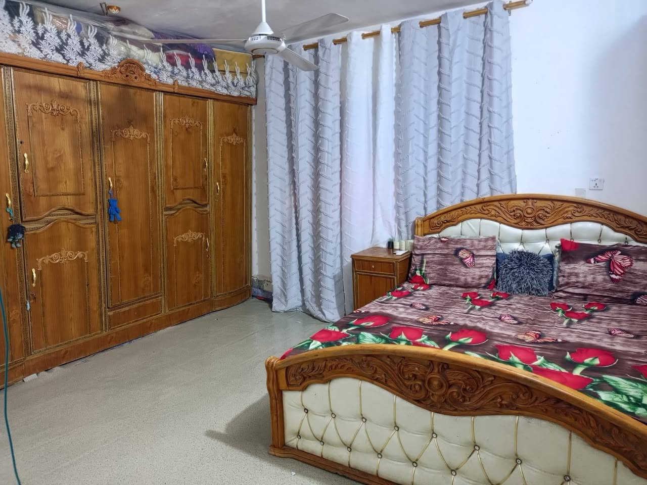 دار للبيع جسر ديالى الكرغوليه قرب بيت ابو نوري السوداني  يحتوي 
غرفه فوك وغرفه جوه وصاله واستقبال وترك خلفي وحمام داخلي  وحمام خارجي  ومطبخ 
للتواصل ***********
