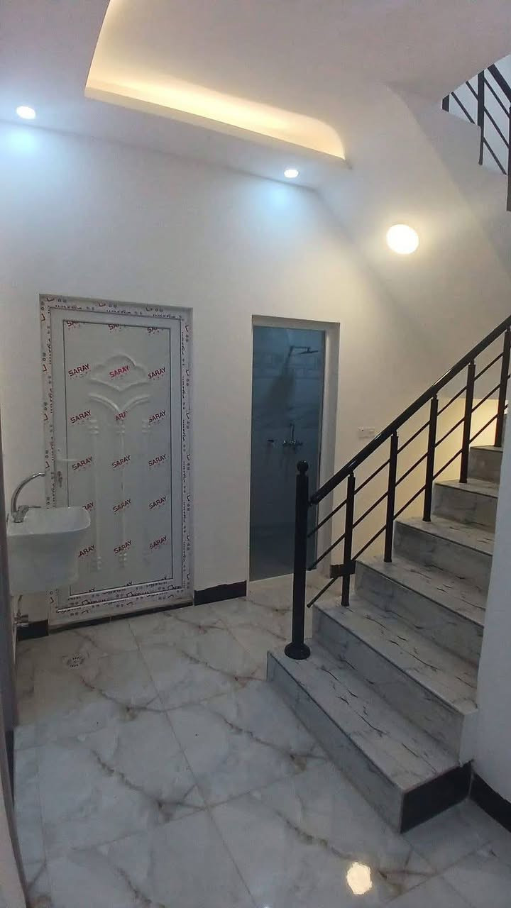 السلام عليكم يوجد بيت لإيجار الديوم التوحيد
مساحه (١٠٠) متر طابقين (٣) غرف نوم وصاله وربعه ومطبخ ومجمع صحي داخلي وخارجي 
الارضيه سيراميك وسقف سحب مغربي  الستفسار التصال  (***********)بيت بعده زيرو
