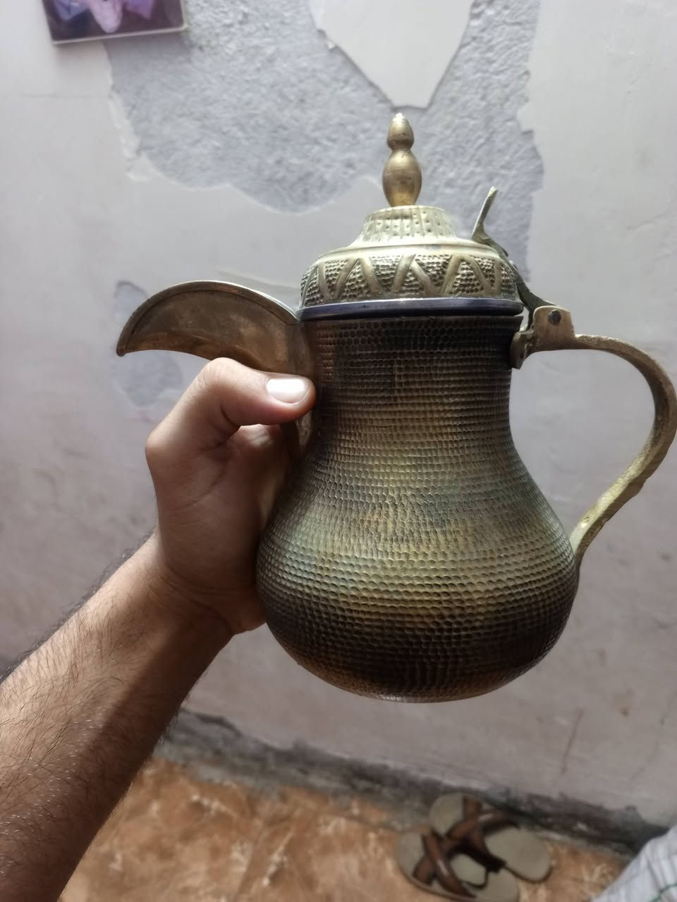 أصالة الدلة البغدادية ونقشة دق الرمان طول الدلة 23 سم ""تفاصيل التراث العراقي بدلة نحاس أصيلة الغطاء العُلوي: غطاء نحاسي منقوش ومطرز بزخارف هندسية المصب (المنقار أو الخرطوم): يأتي بشكل مقوس وعريض نسبياً من الأعلى
للاستفسار التواصل ***********
