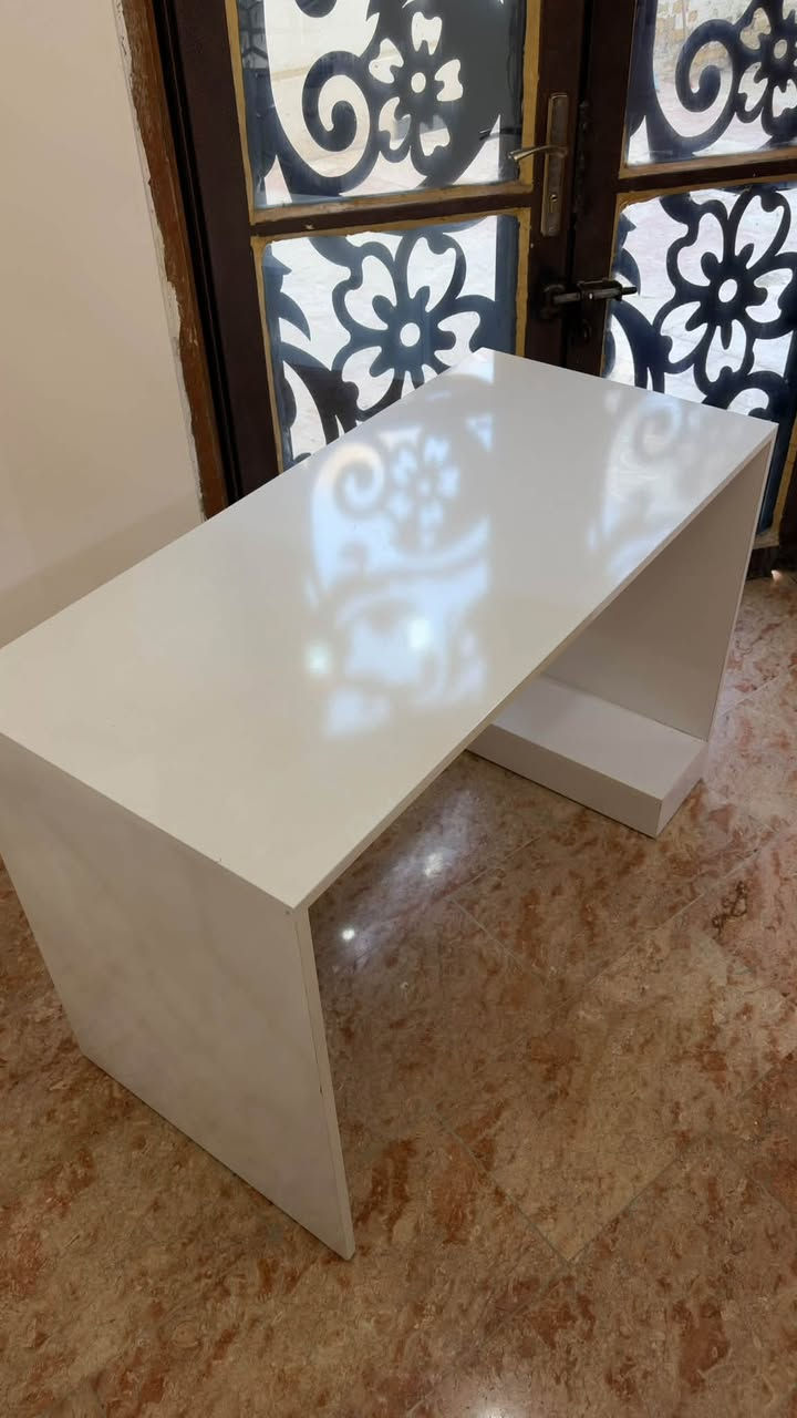 ميز ام دي اف نظيف للبيع
طول ٨٠ 
عرض ١٢٠ 
عمق ٦٠ 
مكاني ناصريه الاداره المحليه 
*********** واتس واتصال
