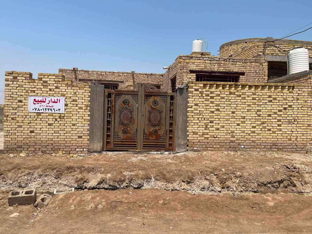 السلام عليكم بيت للبيع المساحه 200 متر  هيكل بناء درجه اولئ عگاده بي غرفتين نوم وصاله ومطبخ وديوانيه ومجمع صحيات مكان الشطره منطقه ال حامي الاستفسار ***********
