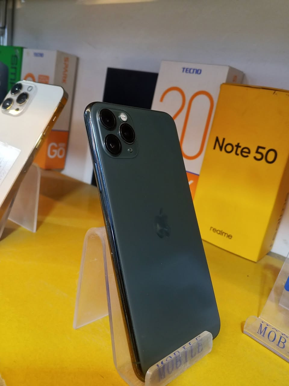 ايفون 11برو ماكس ذاكرة 256وبطاريه 75 بلاد بشحن مايصرف جهاز نظيف مبدل فقط شاشه ***********الناصريه قرب المدينه المائيه
