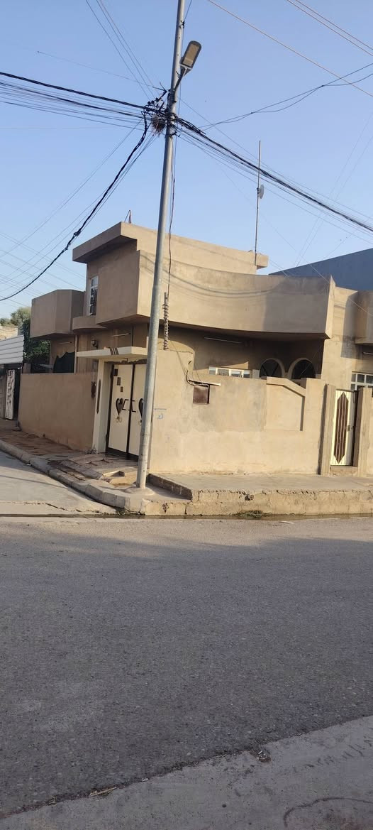 السلام عليكم 
بيت للبيع 
المساحه 100 مربع ركن علا شارعين 
حديقه ضمن البيت 
المكان الموصل الايمن حي المامون التقطيع قرب حسين المضمد بل سايدين 
موقعو حلوو 
الغرف عدد 2 +هول +استقبال  خريطه حلوه  كاشي سيراميك) 
ملك صرف سند 
الرقم وبي واتساب ***********
