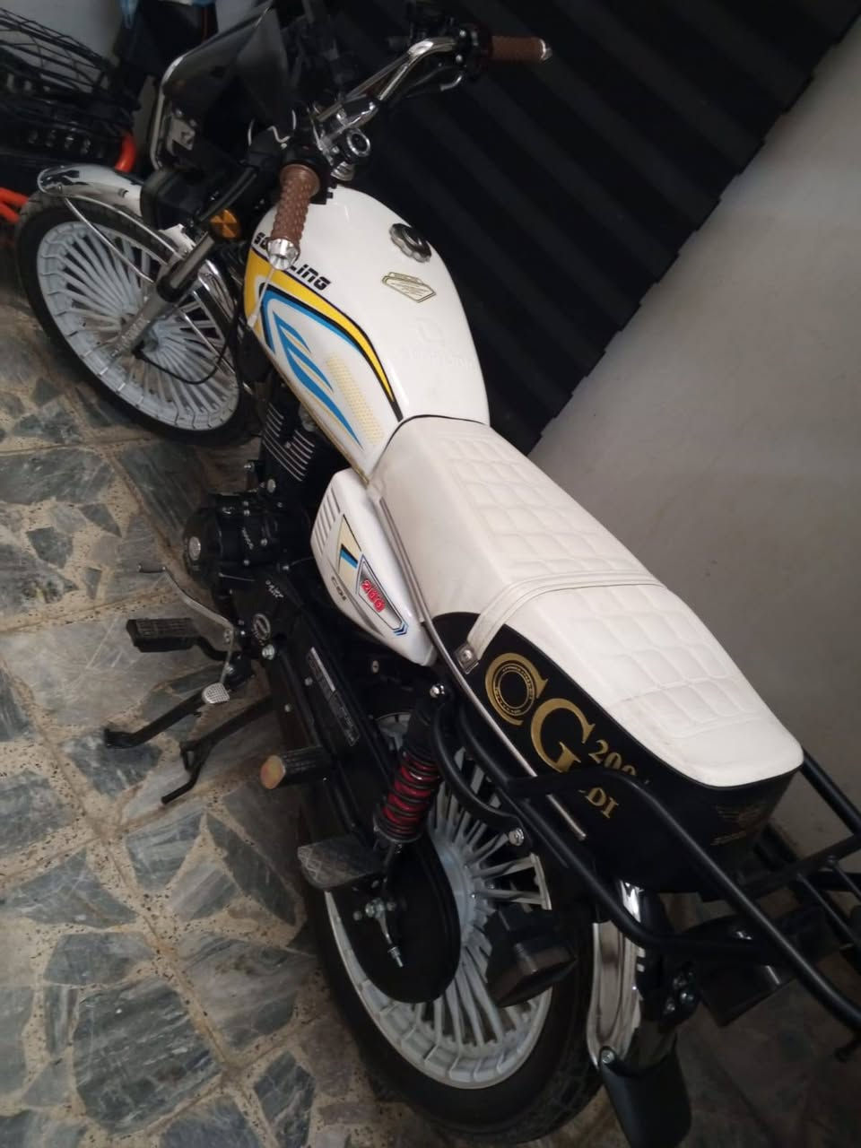 سيفان 2026
طلعتهة بشهر ٦ دراجة جديدة مناقصهة اي شي 
مكينة 200cc دشبول الكتروني شاشة ايباد 
الموديل الحديث الي شاصيهة اخشن من القديم
الموقع كفائات السيدية  السعر 900 
الرقم ***********
