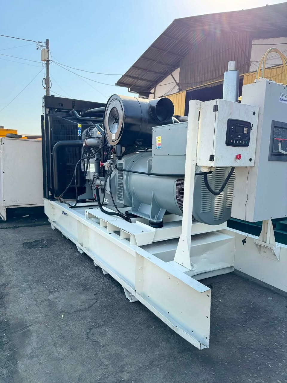 السلام عليكم ‏للبيع مولدة بيركز  (((625 KVA ))) حجم2800 دبل سوبر   إنكليزي أصلي
ماممفتوح شرط 
ساعات العمل8000
وارد برطانيا 
سلندر 6 
يشيل حمل1500 مرتاح 
توليد ستانفور625 كيفي برطاني 
يوجد كاتم كتم الصوت المولده 100/100 و 100/80 
للتواصل :
‏‭***********‬
عنوان / أربيل /صناعة الجنوبية /كراج الحاج وفاء العوفه

