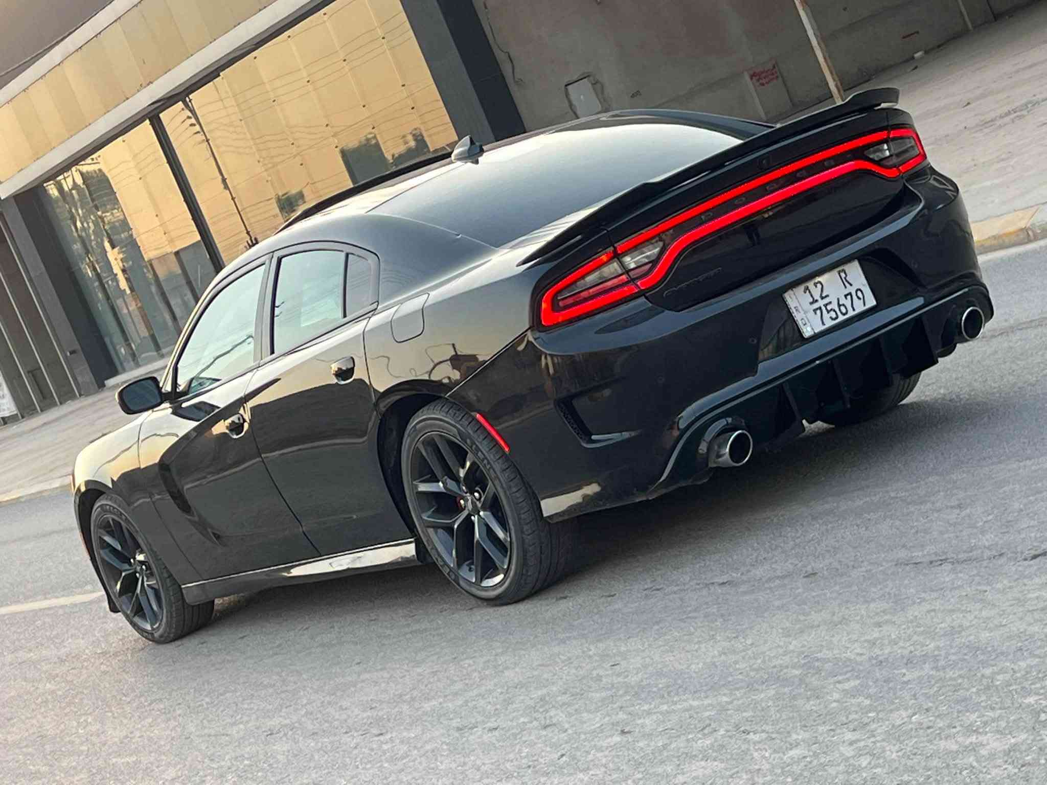 جارجر موديل 2023 Rtماكس
امريكي بيها جاملغ وبوند صبغ وشاصي اليسار 
وقبغ صندوق مبدل نفس اللون 
موصفات 
فول فتحه سقف 
ويل كروم 
تشغيل عن بعد 
وبيها جثير موصفات معروفه 
ماشية ٣٨ ميل
السياره راجعه شركه شرط مصروف عليها حيل 
طخم داير جديد 
رقم نينوى موقعها نينوى
سعرها ١٨١
الشراي يتصل
***********
