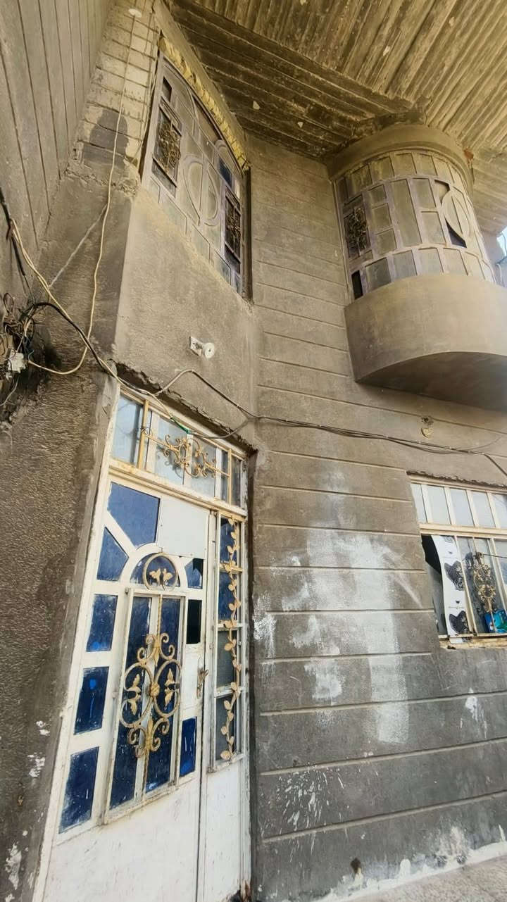 سلام عليكم عدنه بيت بلقبله منطقت الاربعتلاف بلسايدين مال الطب العدلي مقبابيل أول استداره ثاني بيت ع شارع مساحة واسعة 200متر طابقين رايدنه 200قفله الاتصال ع رقم***********
