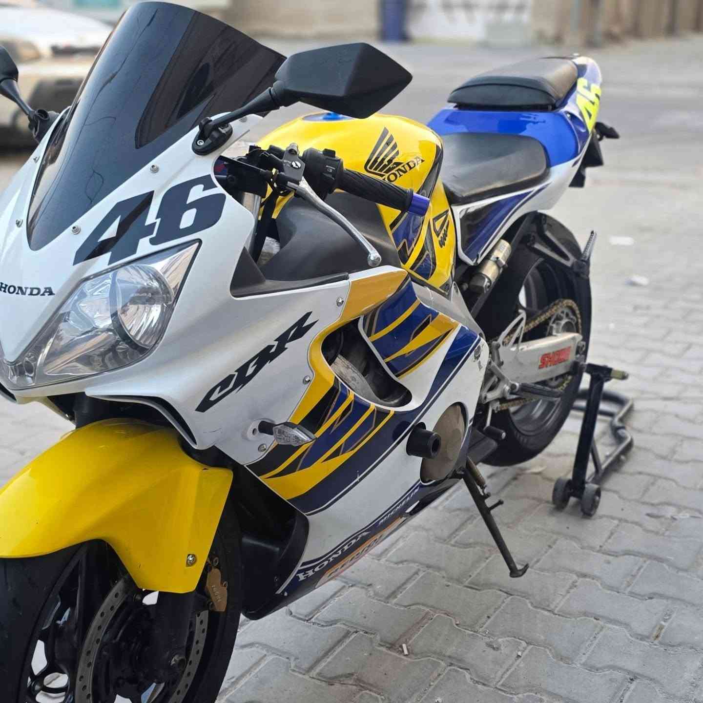 هوندا f4i سي بي ار 600
دراجه بدون رقم فقط منفيس ومكاتبه 
دراجه كفاله من محرك وضفيره وكفرات 
عليه سلايدرات اصليه 
قبق تانكي اصلي 
هدرز اصلي ابو سبرنكات 
كزوز ايكرو كاربون فايبر اصليه 
عنواني بغداد 
***********
المقطع الفديو نازل بحسابي بي تفاصيل كامله بادق تصوير الراغب بشراي يتصل او يراسل
