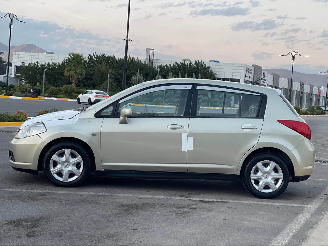 Nissan Tida 2007 

سعری ٦٨ گەڵاو معامەلە 

مواسەفات 
ناو زەرد 
٤جام کارەبا 
گێڕ ئۆتۆماتیک 
ئاوێنە کارەبا 

گێڕوو مەکینە بەشەرت 
کارەبای بەشەرت 

٤ پارچەی بۆیاخە 

سەیارەکە لە سلێمانیە 

ژمارەی موبایل *********** السليمانية, العراق
